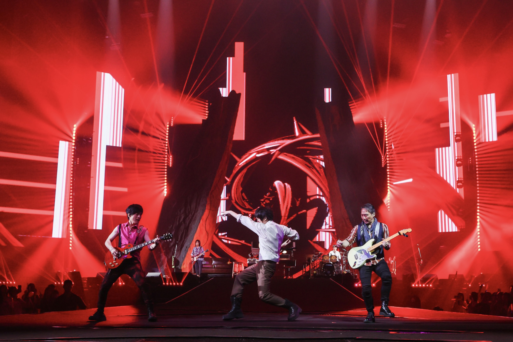 五月天在超犀利趴壓軸登場,帶來多首不常在演唱會出現的歌曲。(相信音樂提供)