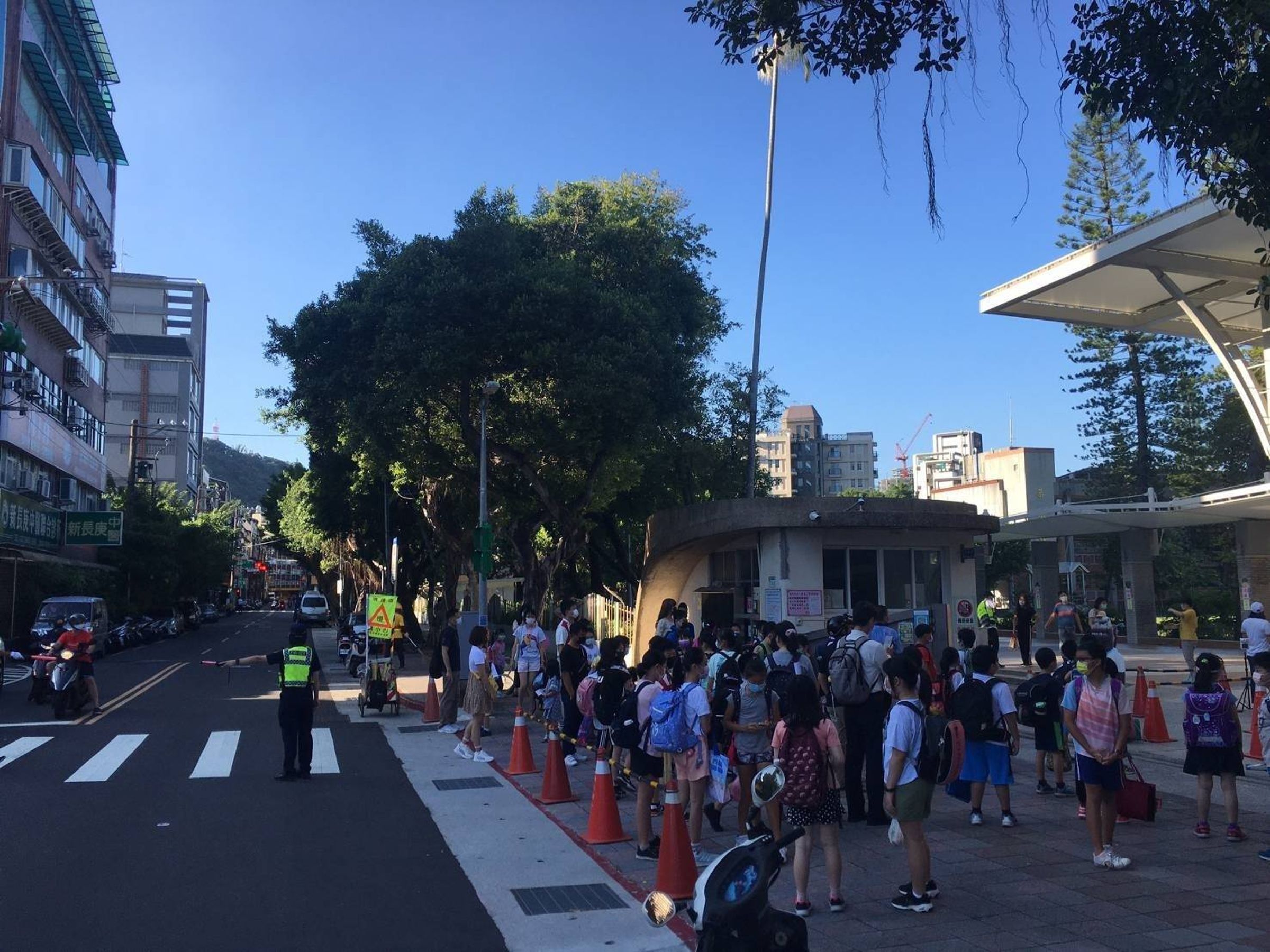 因應明天國中小學開學日，北市警方編排交通疏導勤務，並針對校區周邊加強取締違停車輛。（警方提供）
