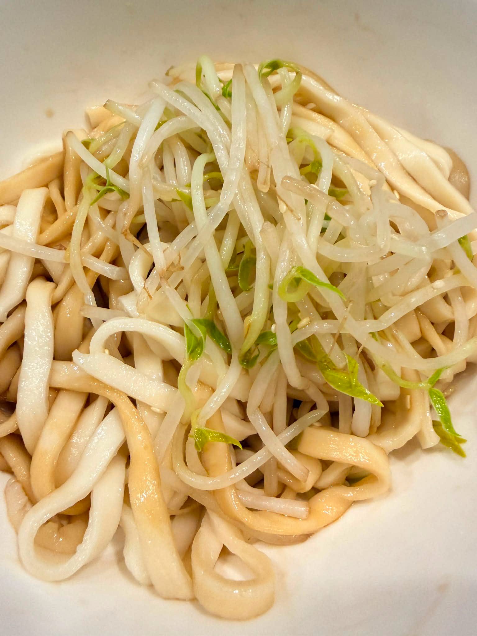內湖一碗樸素的醋麵要花費100元，女主播吃到差點掉淚。（翻攝自FB@財經主播 邱子玲）