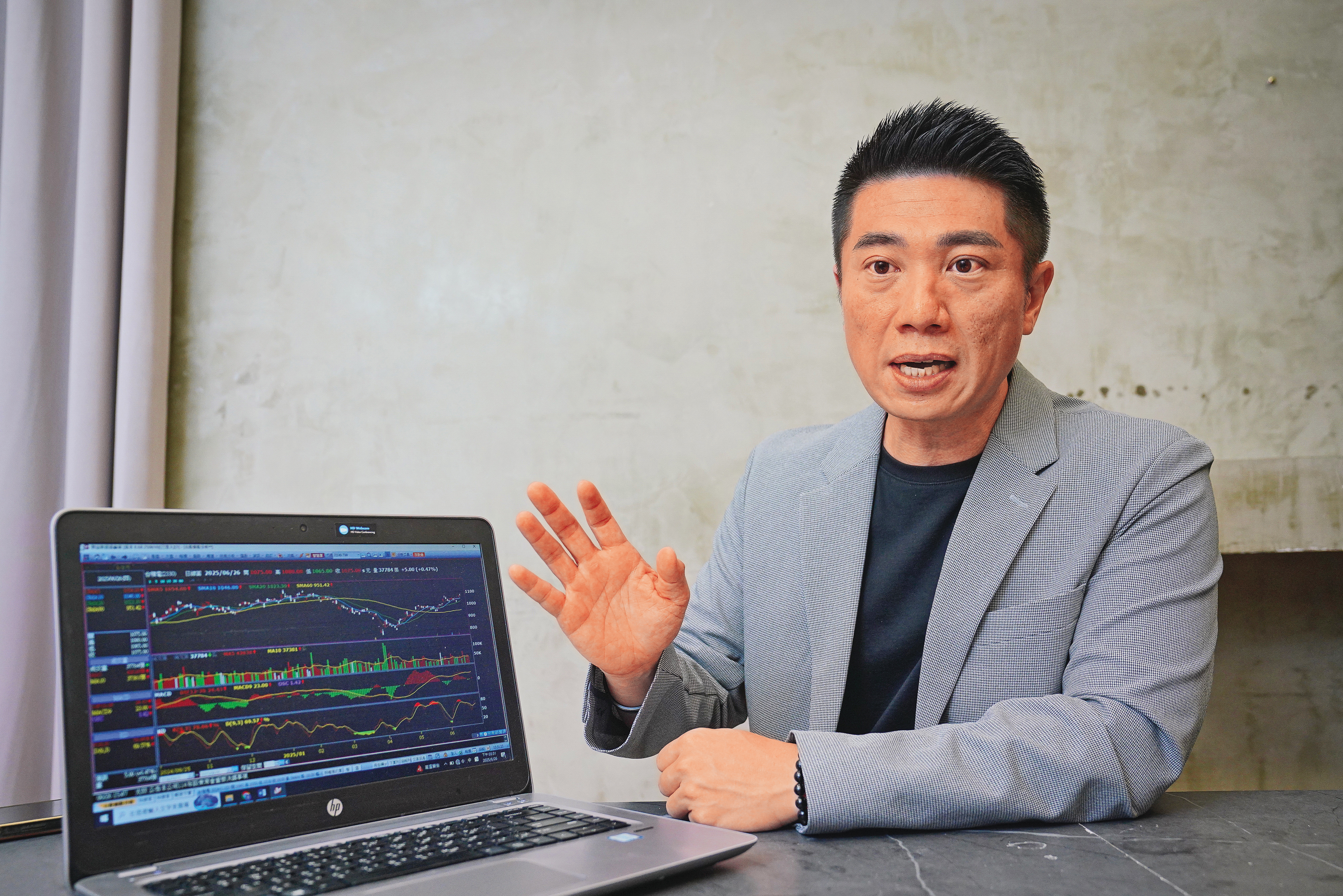 陳威良堅守「543選股」，跟著主流咬住強勢股，滾出億元身價。