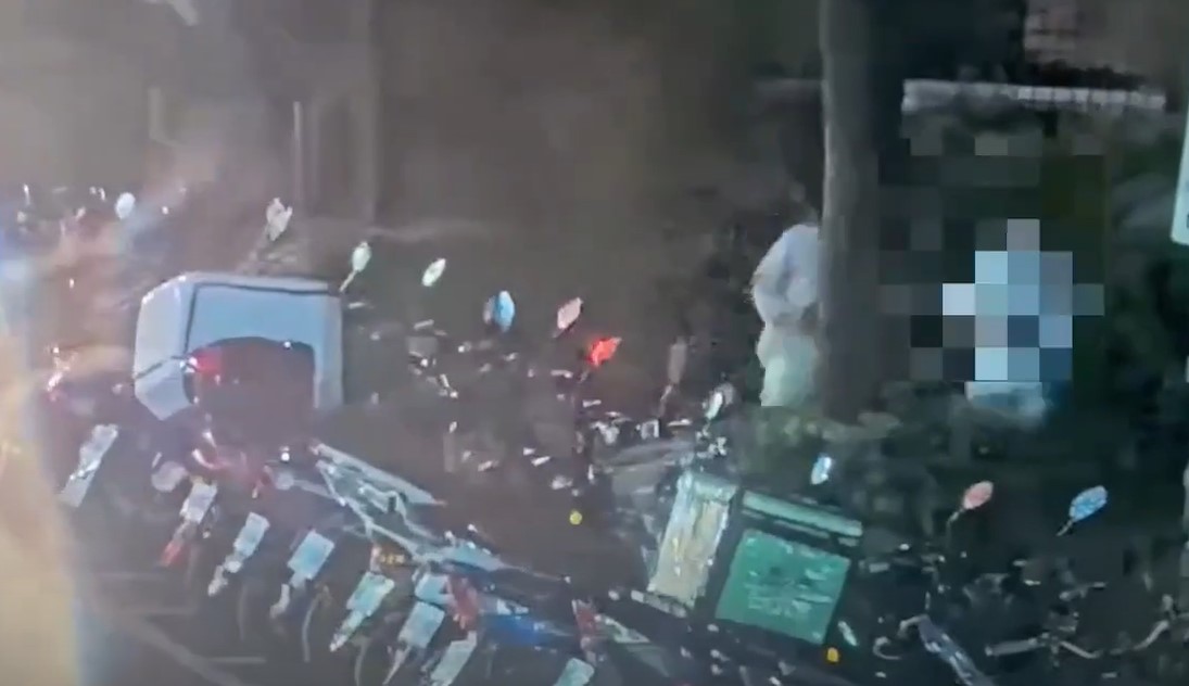 資深名嘴張友驊昨天傍晚外出不慎跌倒，送醫時仍未恢復意識。（翻攝畫面）