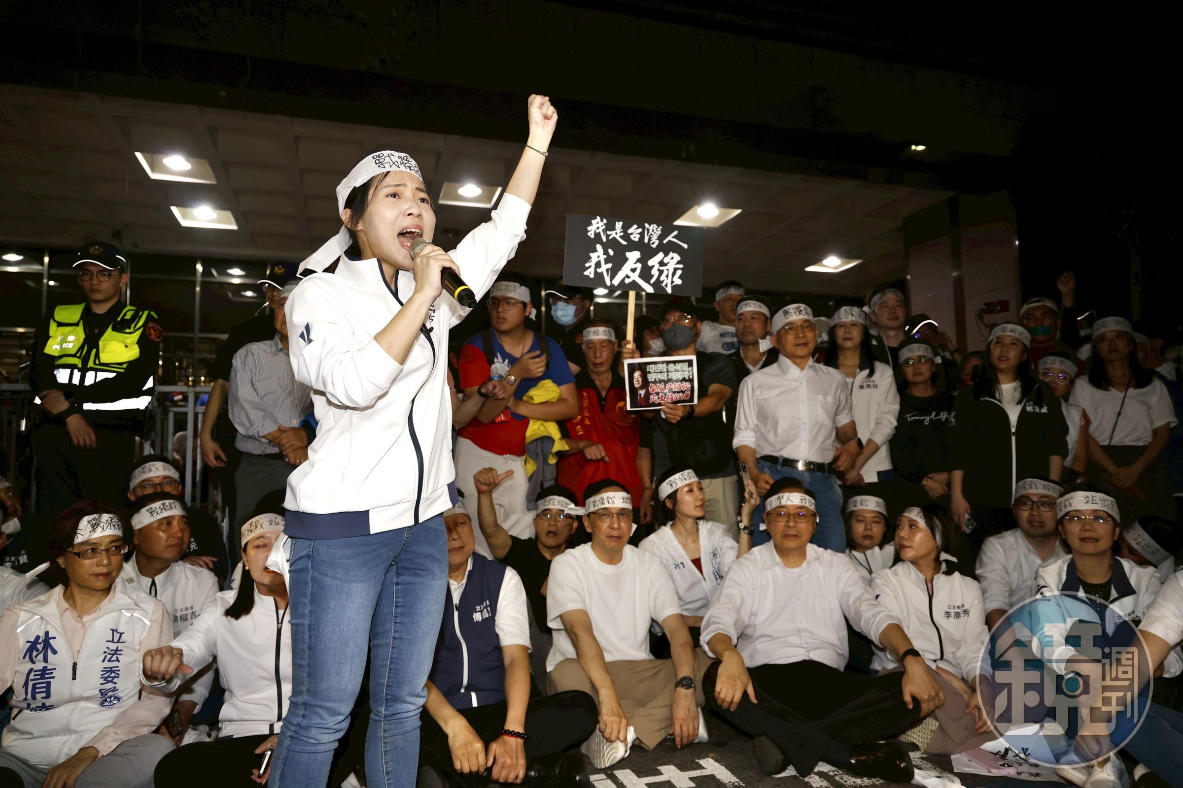 朱立倫及徐巧芯等國民黨民代今與支持者在北檢外抗議。