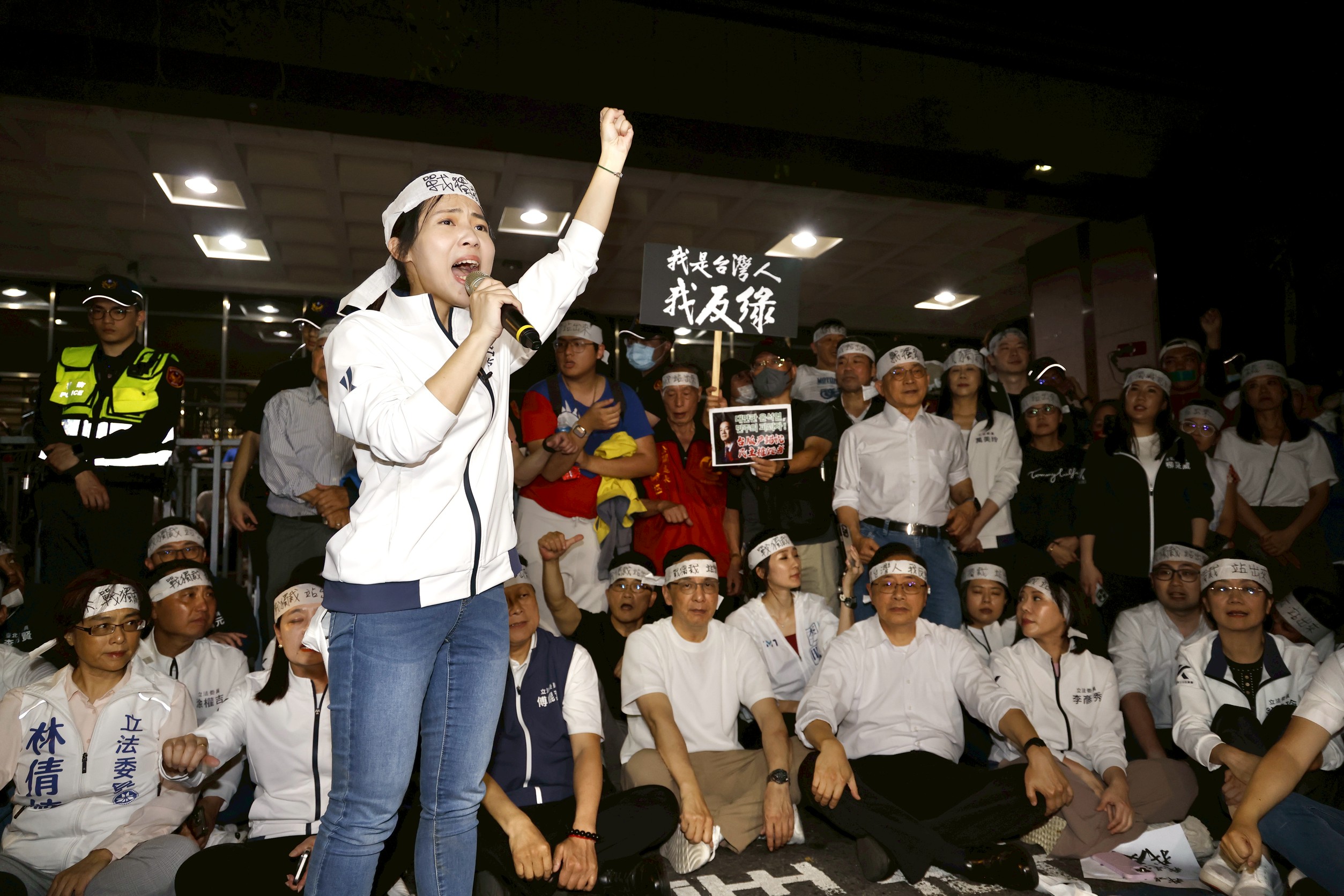 朱立倫及徐巧芯等國民黨民代今與支持者在北檢外抗議。