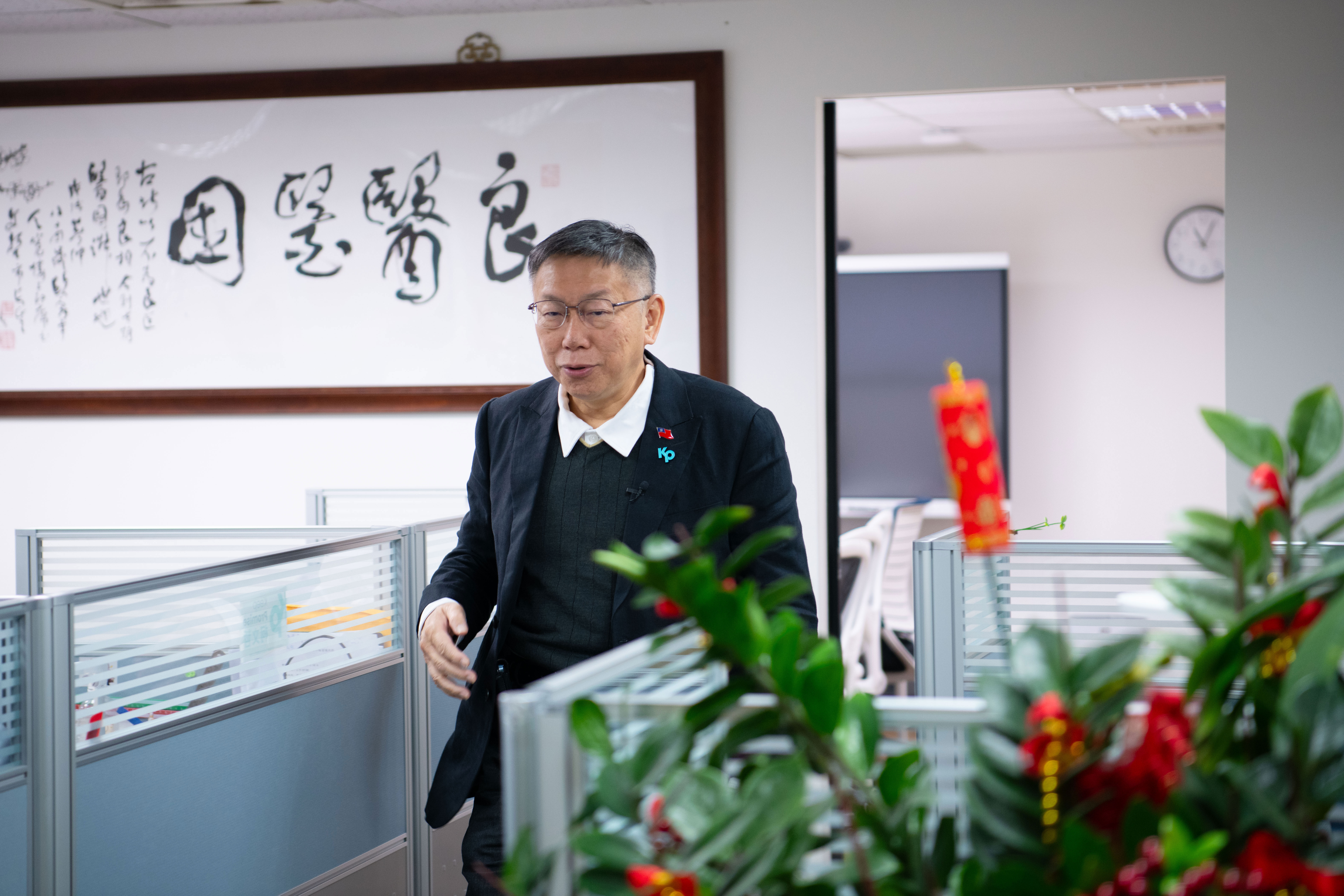 外科醫生出身的柯文哲，競選辦公室內掛著「良醫醫國」。他自認相比賴清德，他才具備醫生的性格。