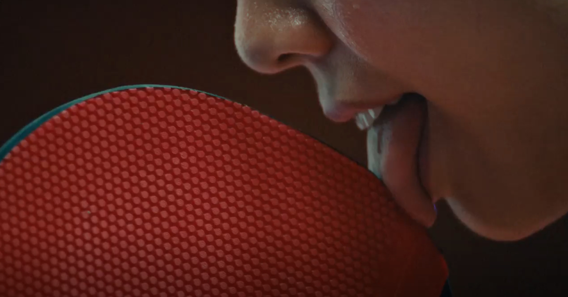 運動品牌Nike在中國官網上，釋出新的廣告影片，中有位亞洲運動員舌舔桌球拍，引起中國網友批評。（翻攝自中國Nike官網）