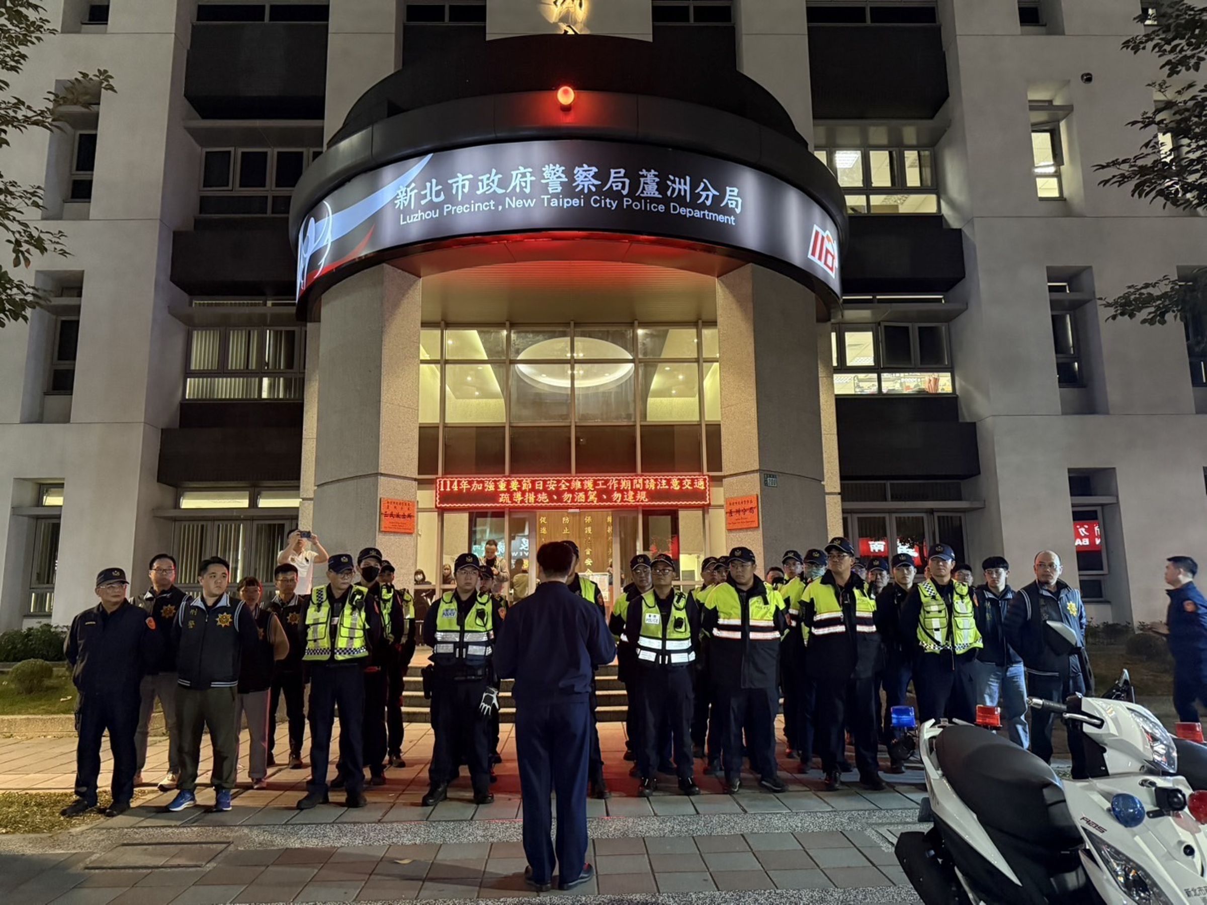 警方針對轄內幫派據點進行掃蕩。(警方提供)