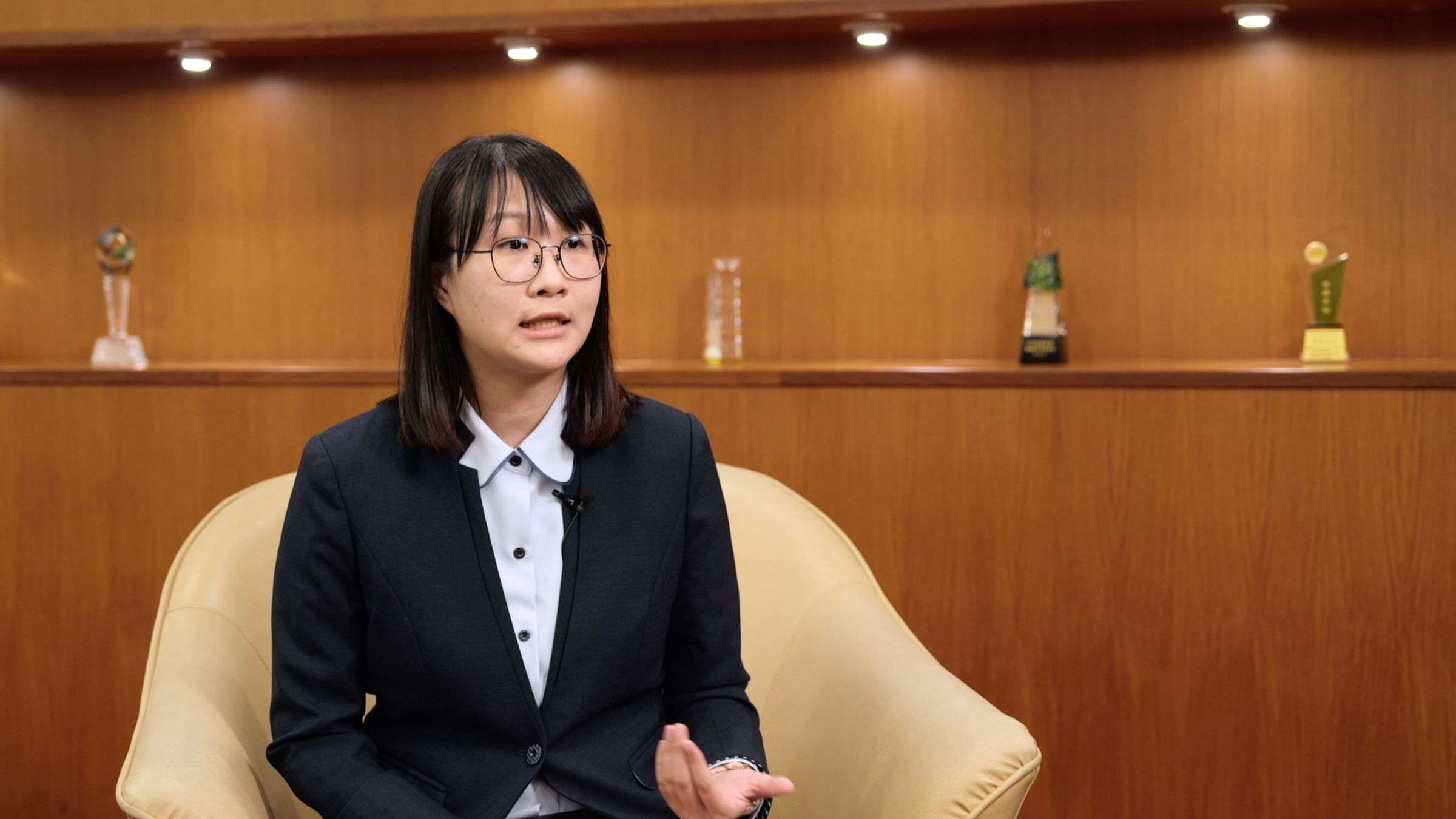 彰銀陳小姐表示公司有許多為員工考量的福利政策,不論對男女生來說都很有保障。