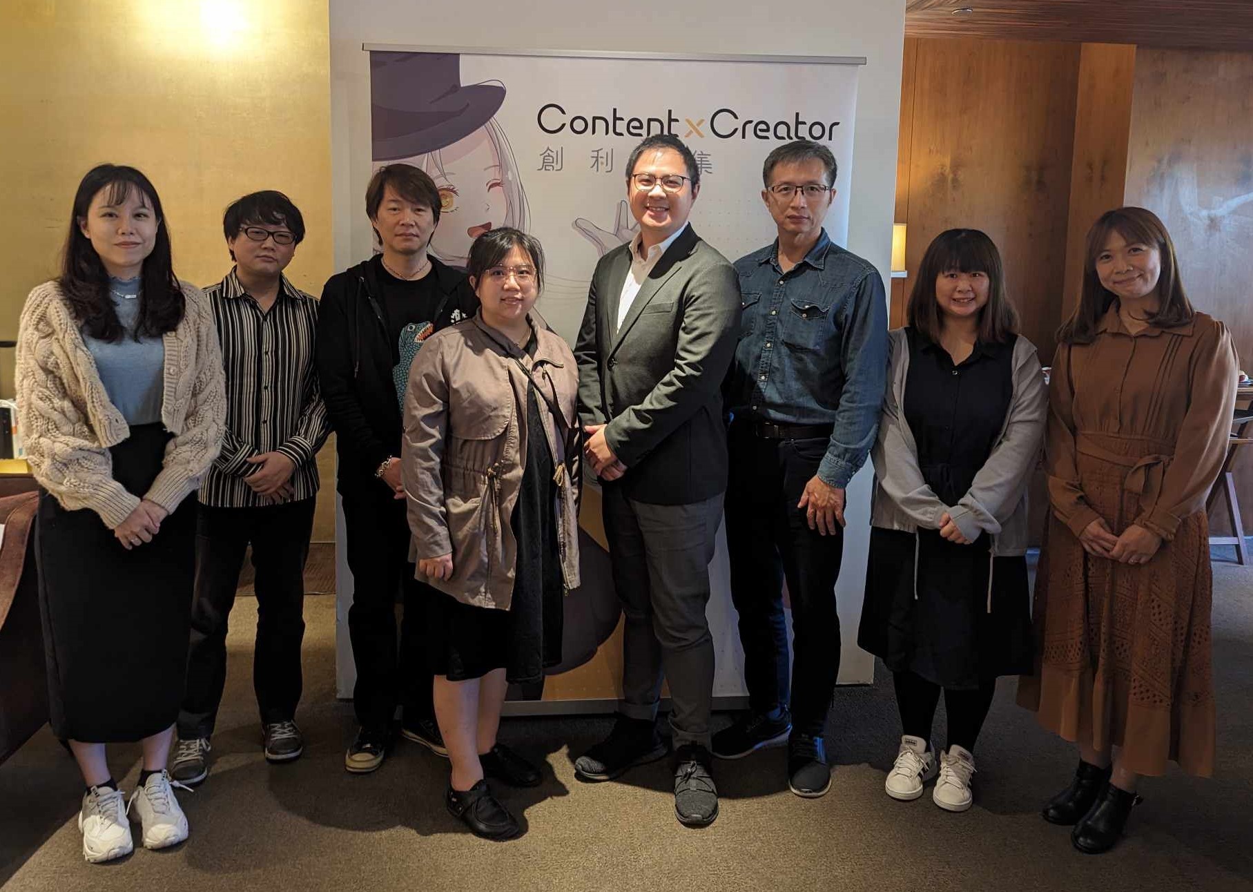 CxC舉行成立二週年媒體餐敘，左起為小說家花於景、漫畫家吐崽子、蓋亞文化漫畫部總編輯李亞倫、創利內容共同創辦人王潔英、陳宏睿、未來數位總編輯黃任遠、漫畫家蝦米、長鴻出版社部長陳姿均。