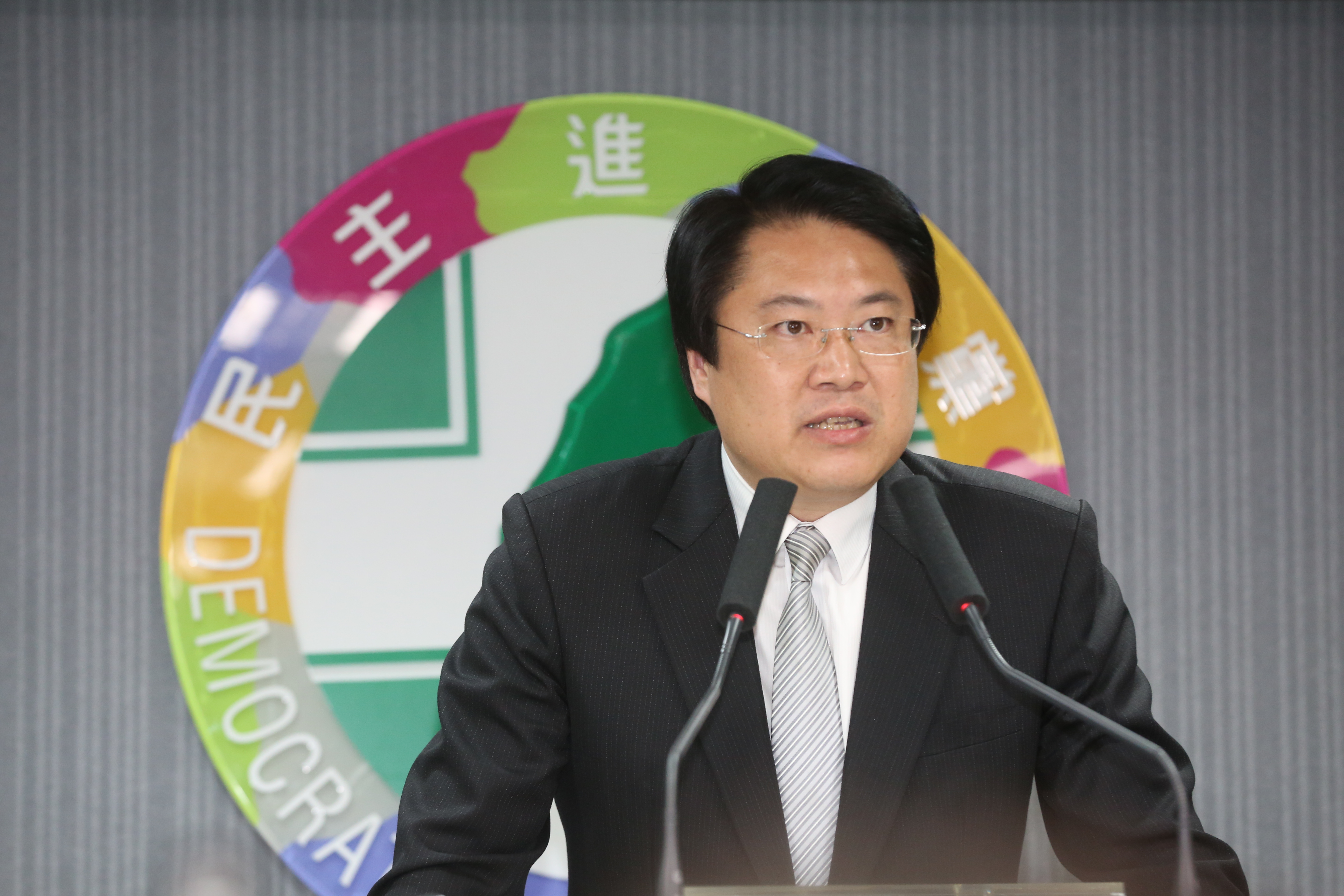 民進黨祕書長林右昌公布民進黨「罷免文宣三箭」，正式投入支援大罷免。（本刊資料照）