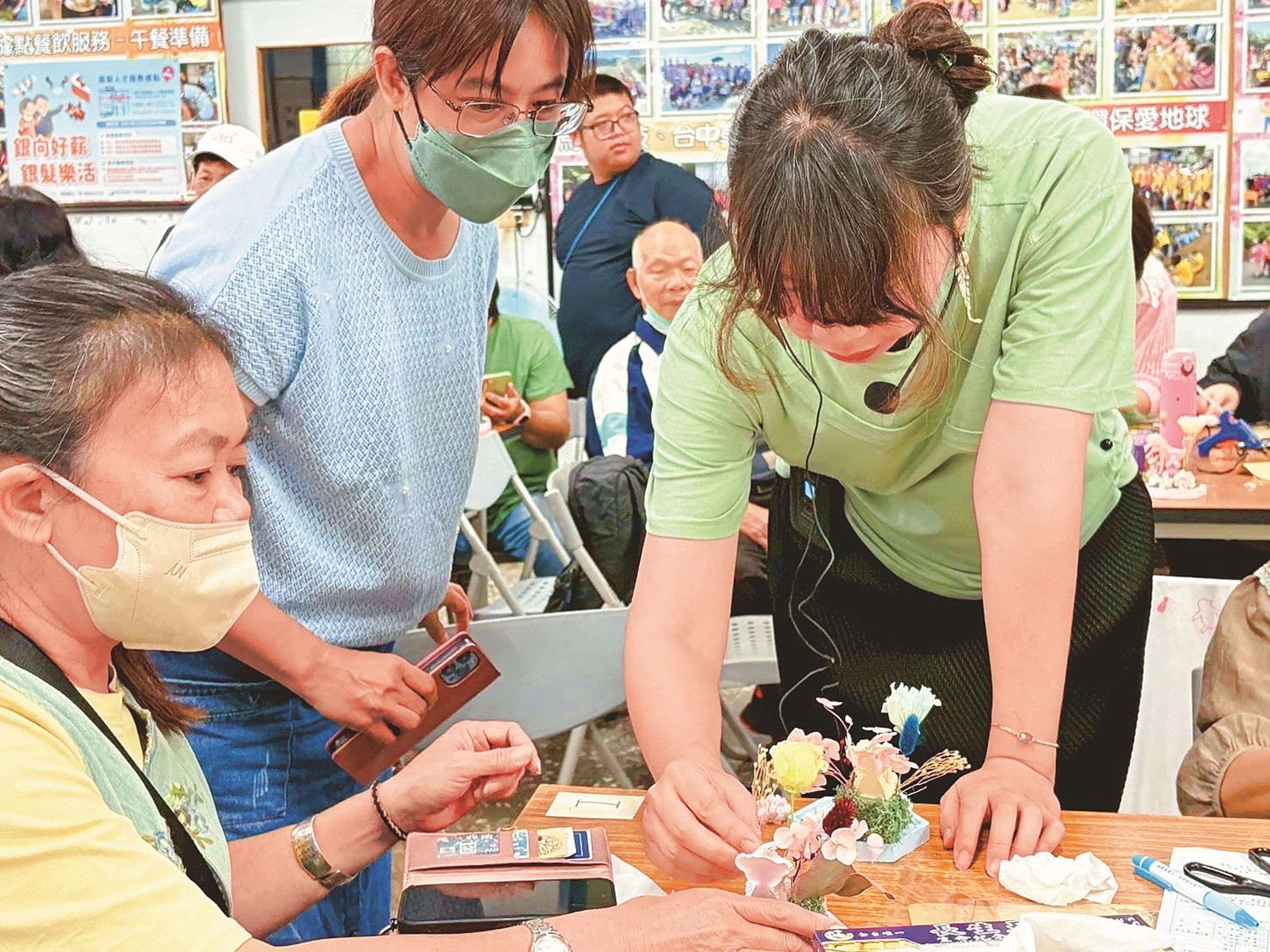 縣府邀請銀髮者與青年朋友一同體驗「創意美學手作課程」共學創業所需職能。(新竹縣政府提供)