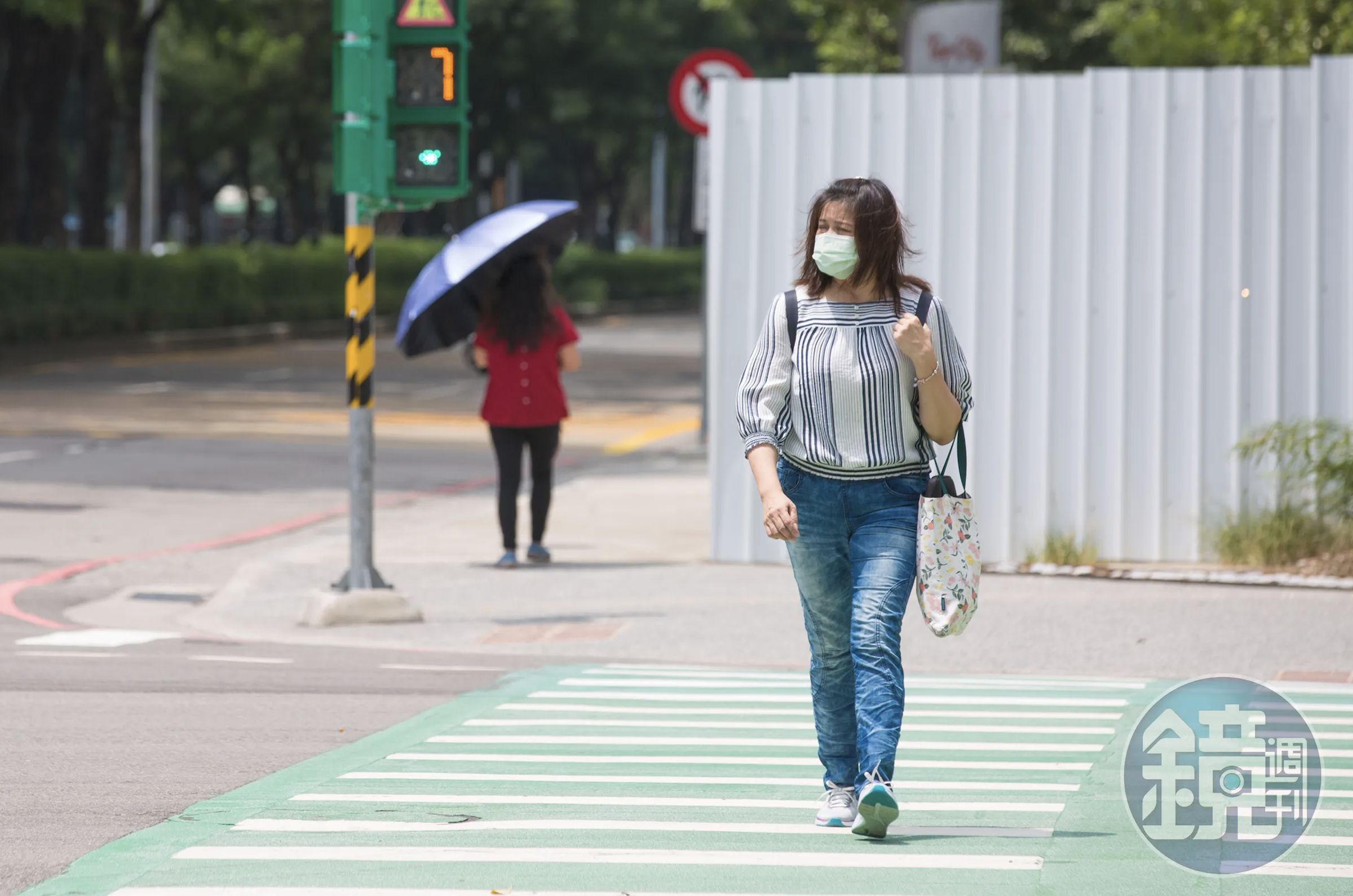 今早晚溫差大,中央氣象署提醒民眾,出門適時添加衣物。(示意圖,本刊資料照)