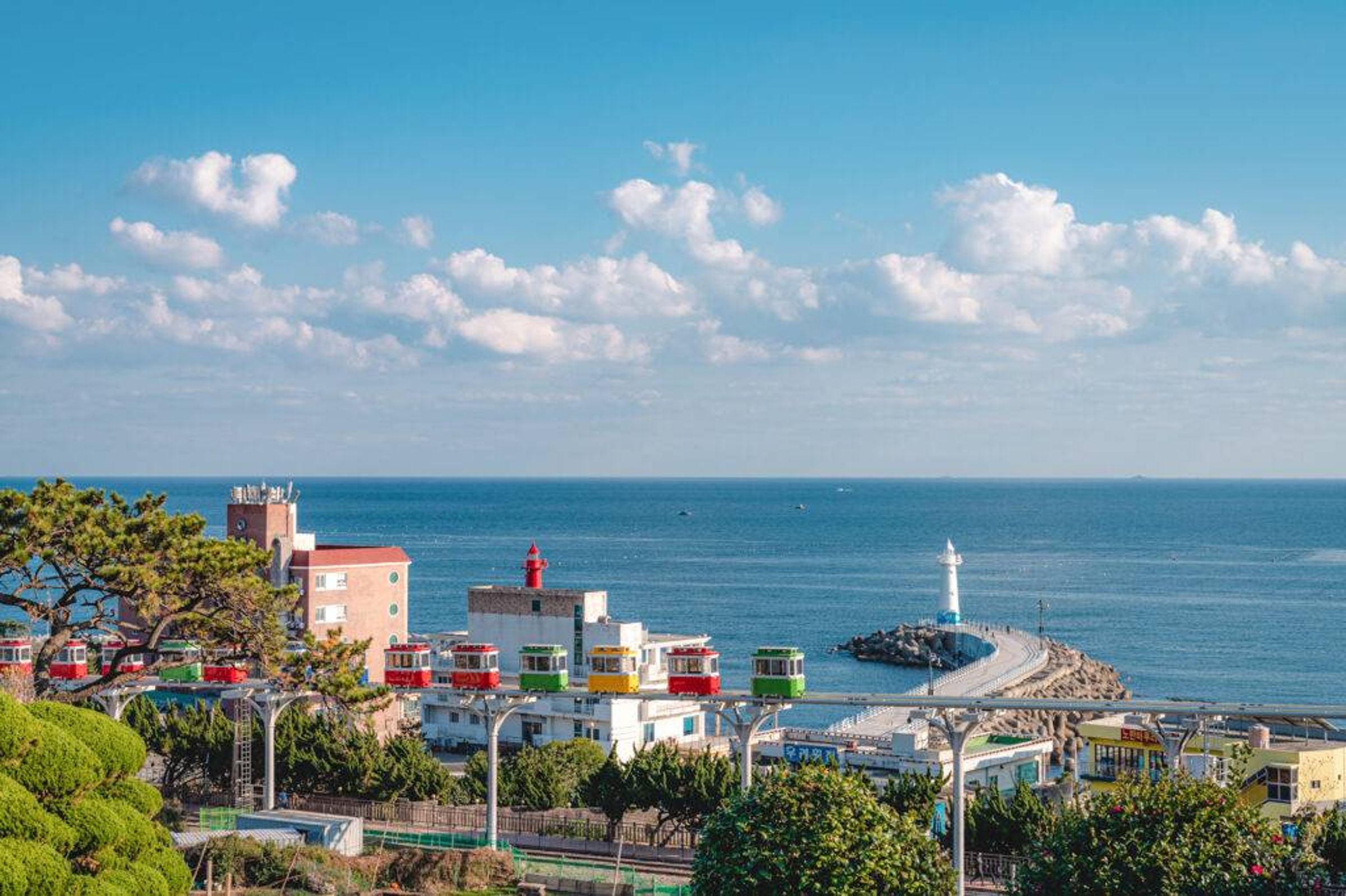 海雲台天空膠囊列車為近期相當熱門的旅遊新設施。(釜山市政府觀光政策課提供)