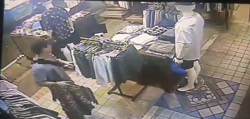 一名身穿灰色T恤的男子，進去位於饒河夜市內的銀樓行竊。（讀者提供）