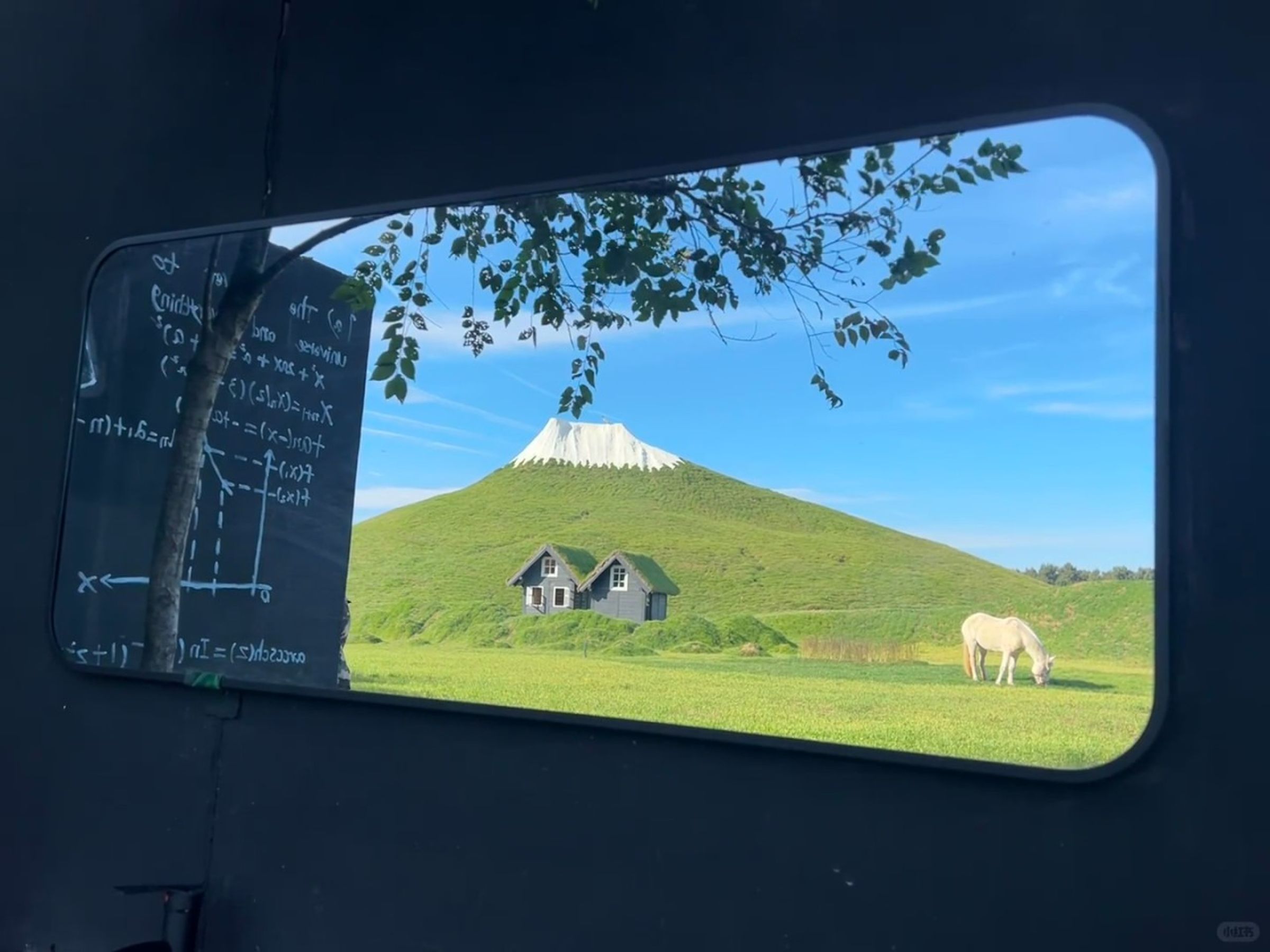 該樂園以人工草皮覆蓋山丘、白色塗料模擬雪頂,打造山寨日本富士山。(翻攝畫面)