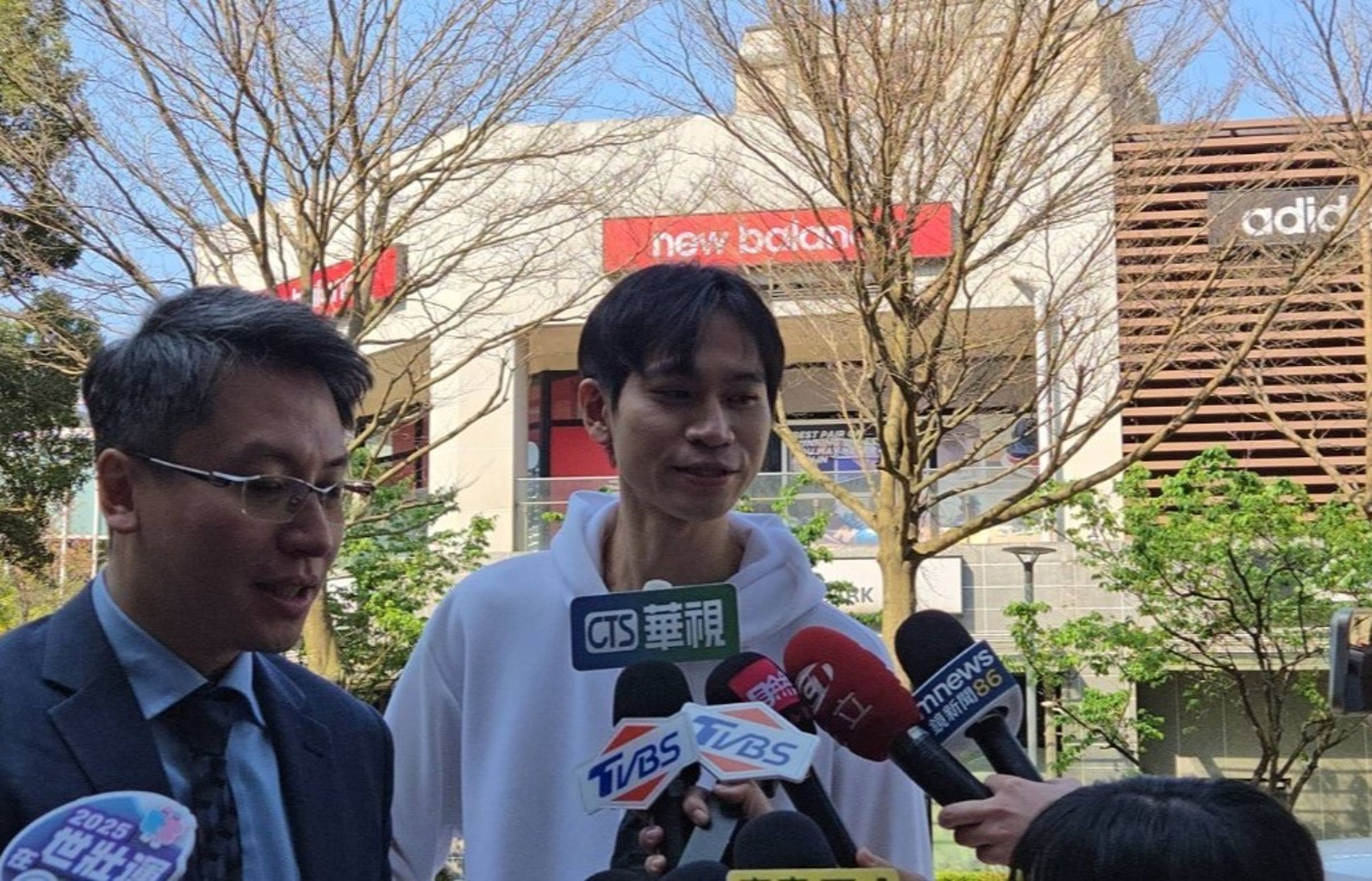 Andy今在律師陪同之下到警局做筆錄。(翻攝《東森新聞》)