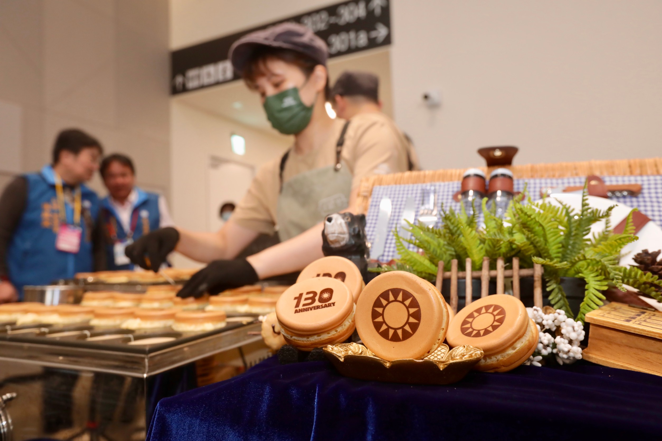 國民黨全代會今在桃園登場，過去藍營因常被笑稱是「車輪黨」，這次乾脆把黨徽跟台灣小吃車輪餅結合。
