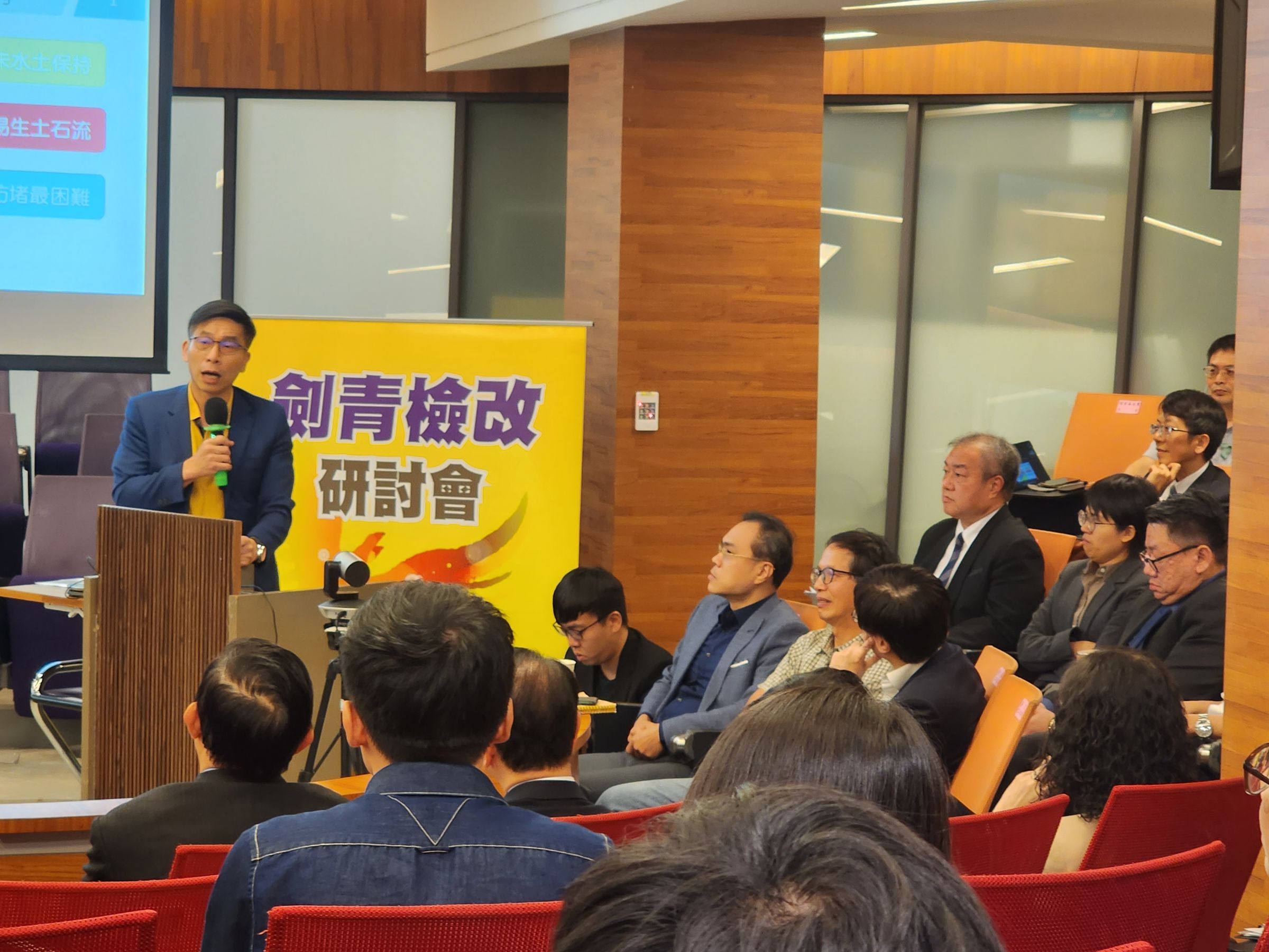 鍾佳濱委員也針對金流和資訊流提出防制洗錢的觀點,表示將會盡力推動打詐法案。