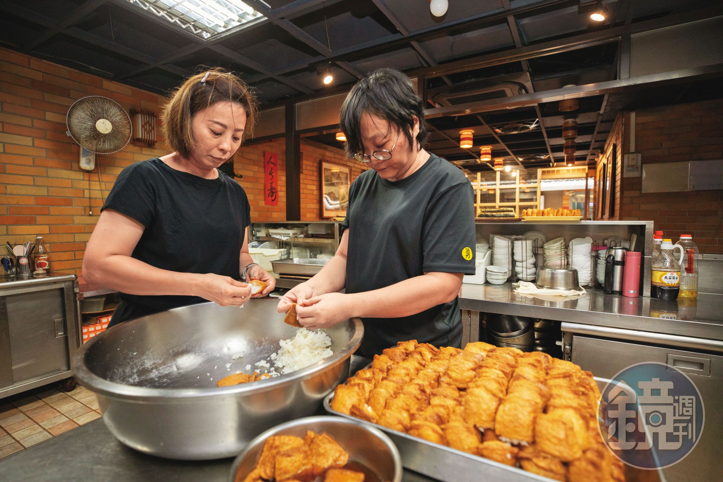 現在小巷亭主要由大女兒陳孟君（左）主掌，多年在店內四處支援的她連包壽司也游刃有餘。