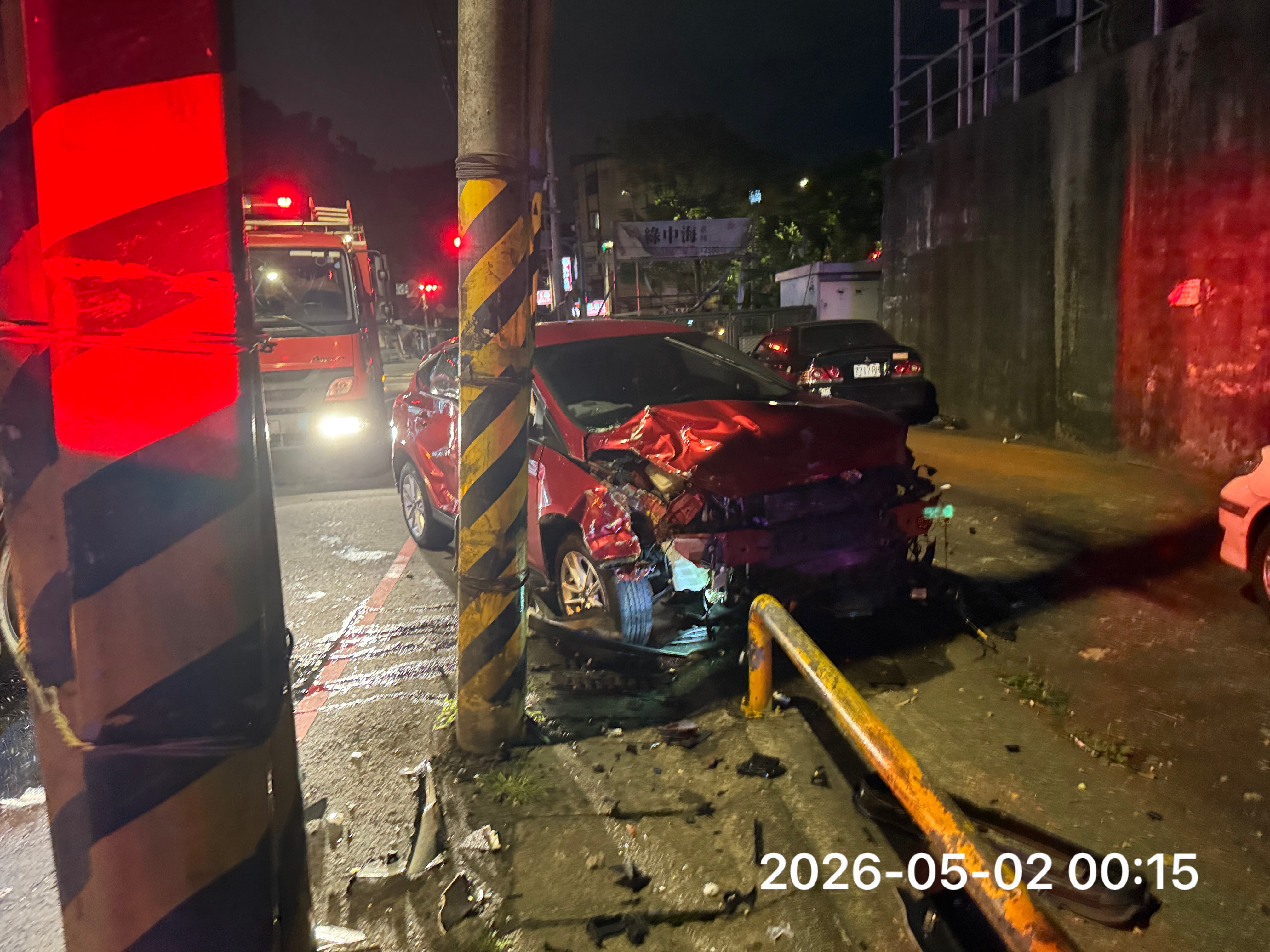 25歲何姓男子酒後駕駛紅色轎車載著2歲幼女外出，行經新店安康路三段與正要迴轉的小貨車猛烈撞擊，不僅轎車車頭全毀，也造成兩車4人輕重傷。（翻攝畫面）