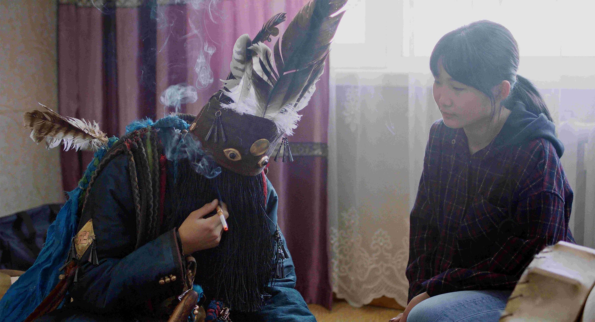 身穿傳統服裝,正在進行傳統儀式的「薩滿」,面具下是怎樣一張面孔令人好奇。(海鵬提供)