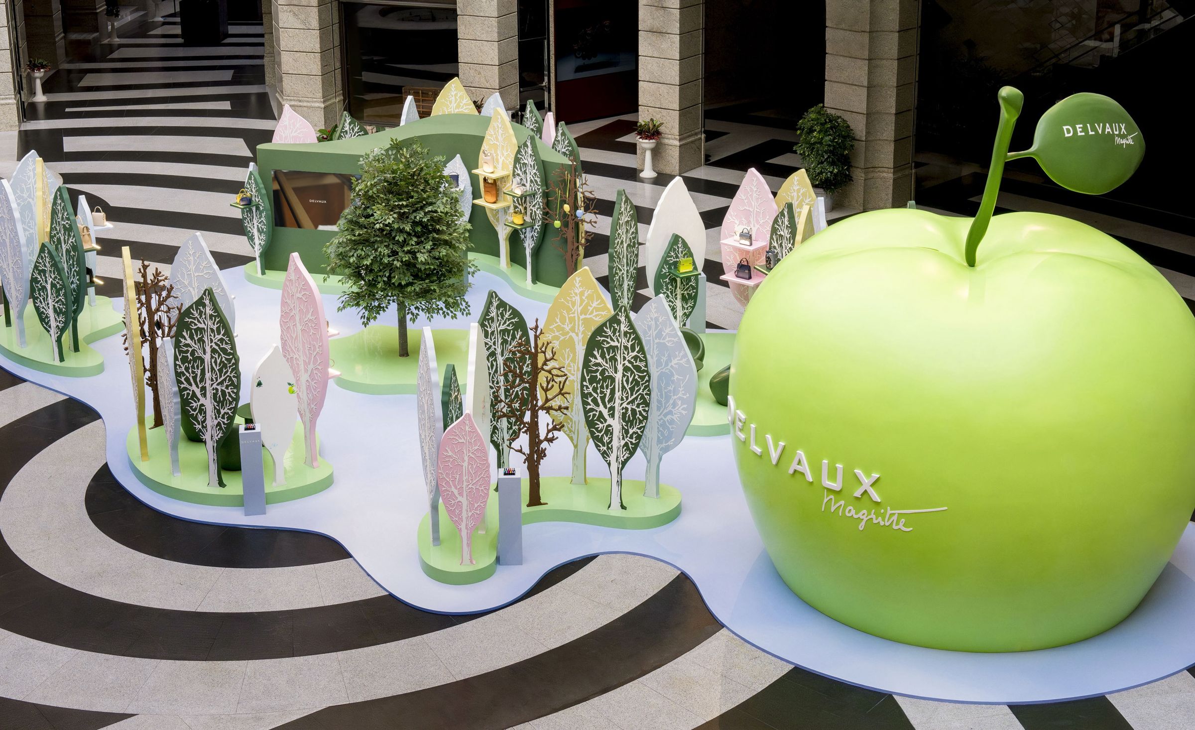 DELVAUX THE SUR:REAL COLLECTION期間限定店已於今日開始。(美之心提供)