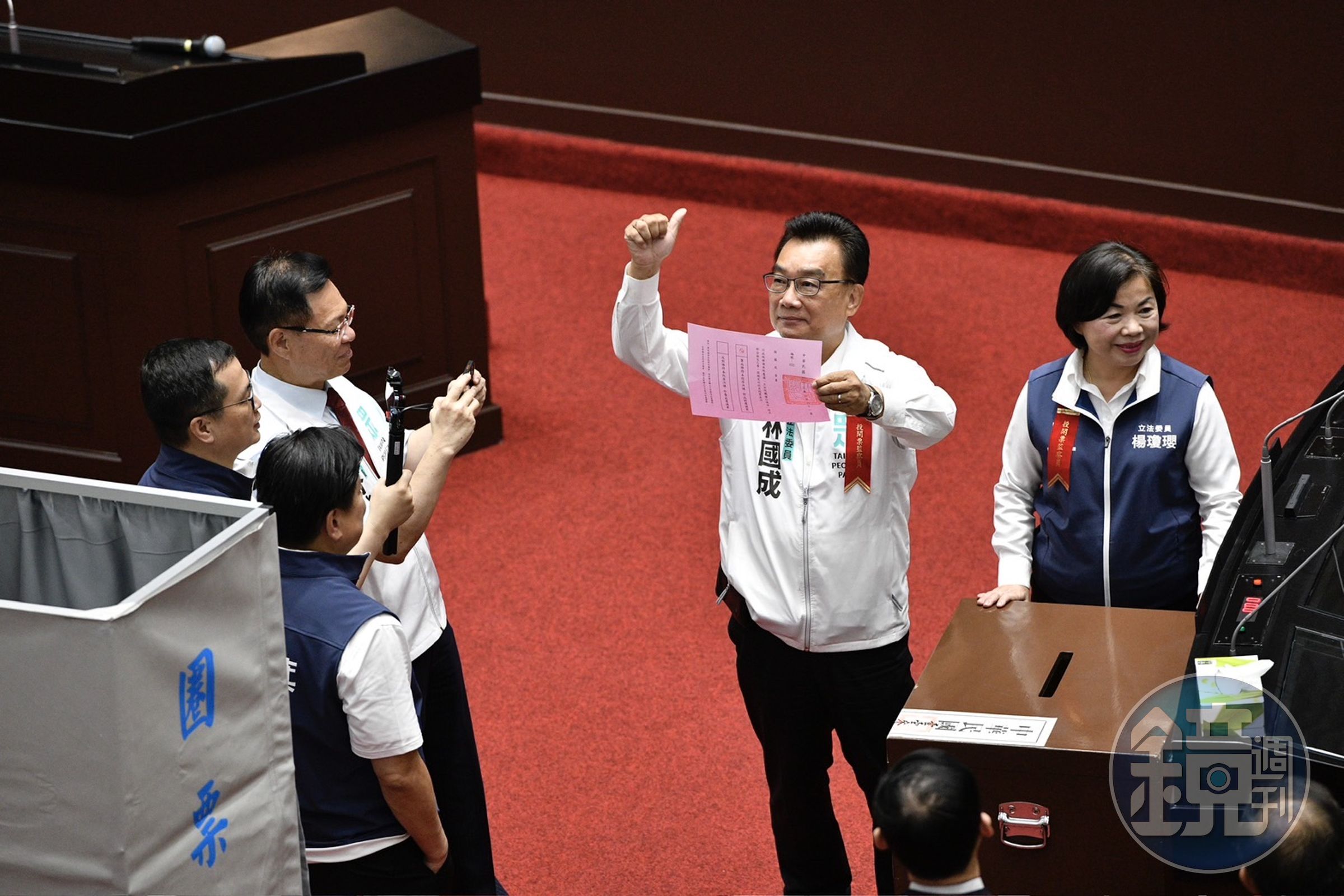 民眾黨立委也亮出選票向藍營表態。