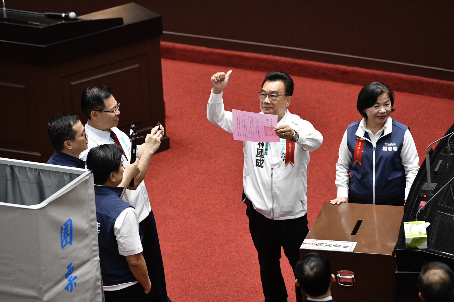 民眾黨立委也亮出選票向藍營表態。