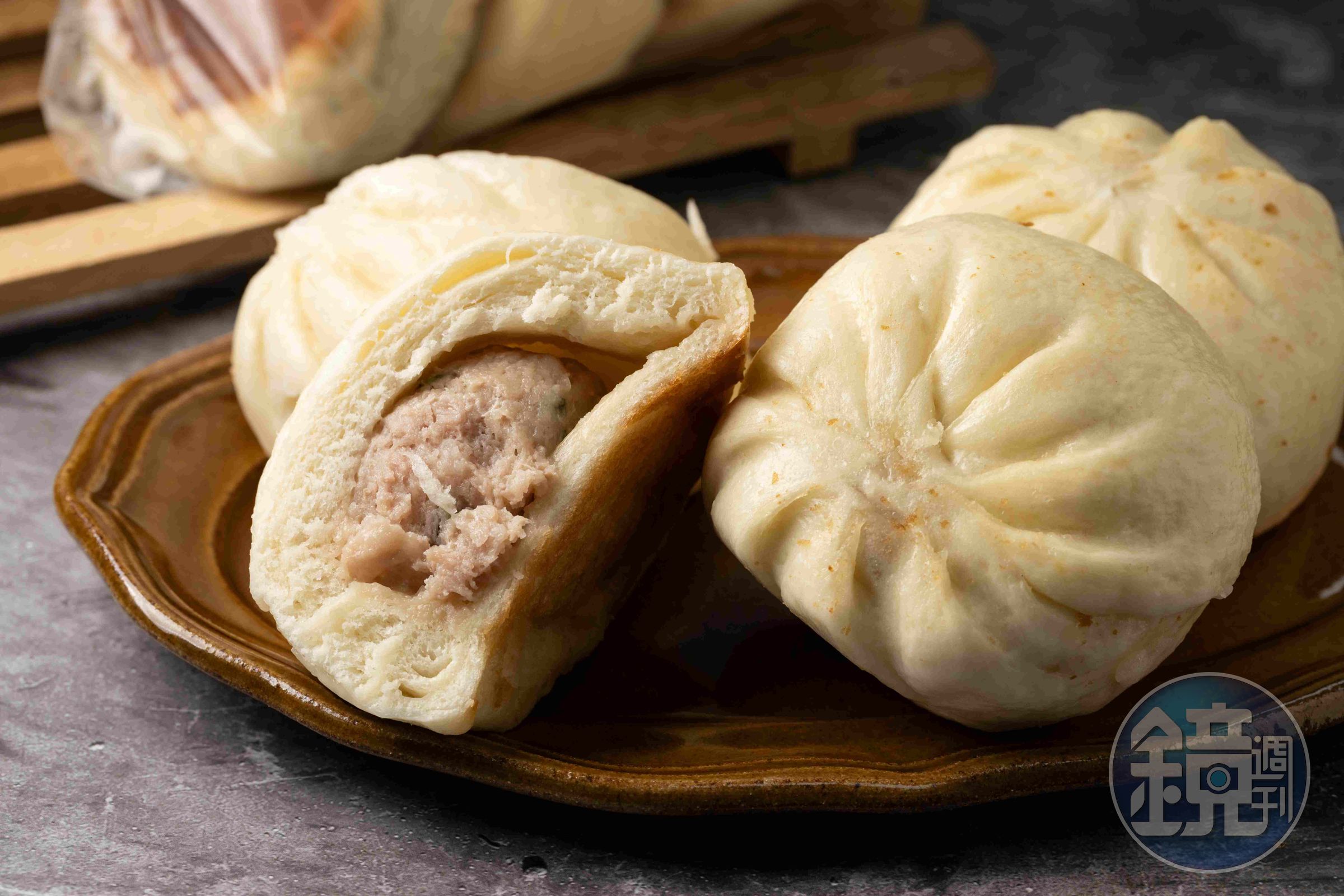 洋溢老麵香氣的「鮮肉生煎包」，有豬肉的香甜味。（20元／顆）