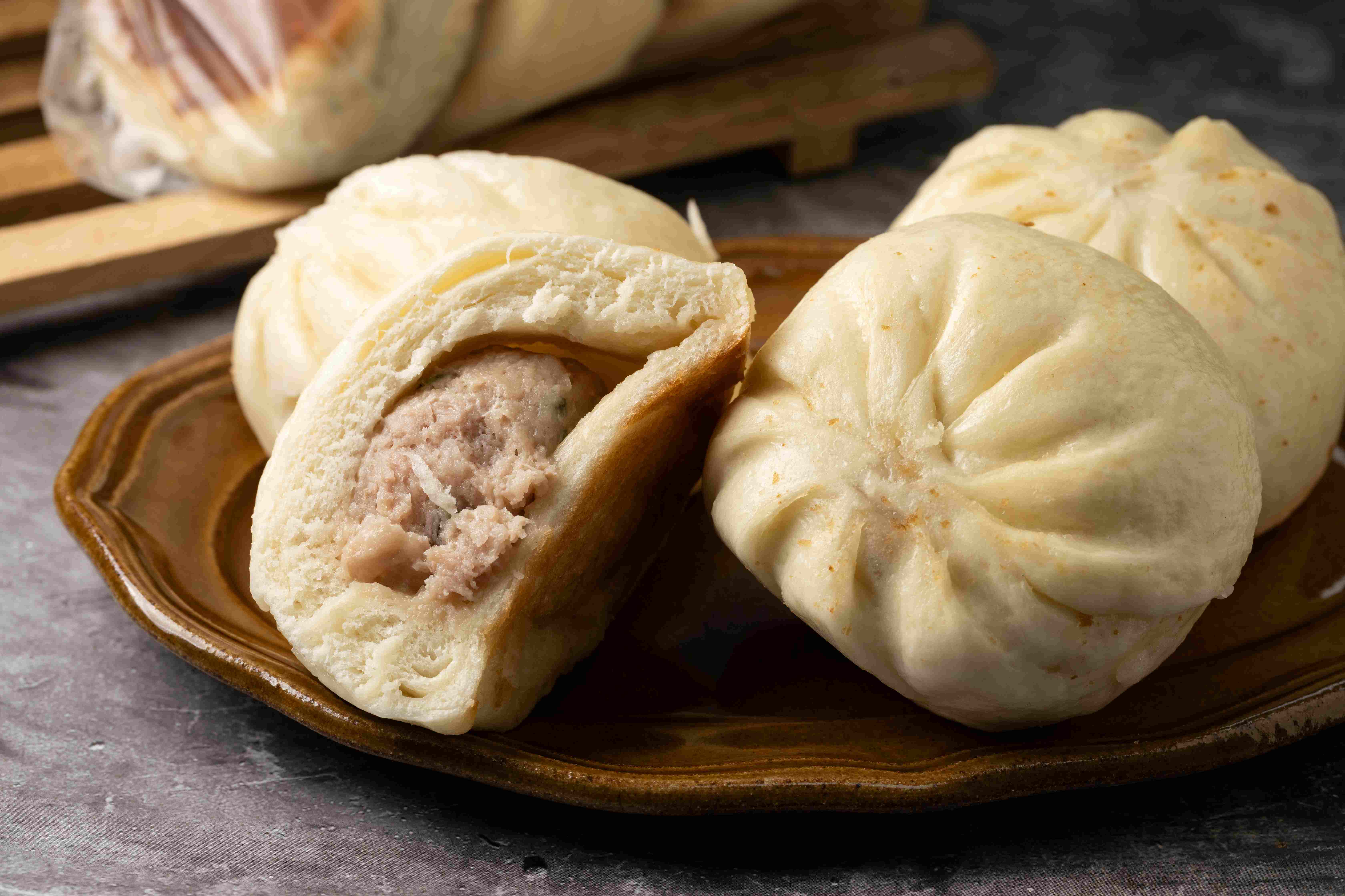 洋溢老麵香氣的「鮮肉生煎包」，有豬肉的香甜味。（20元／顆）