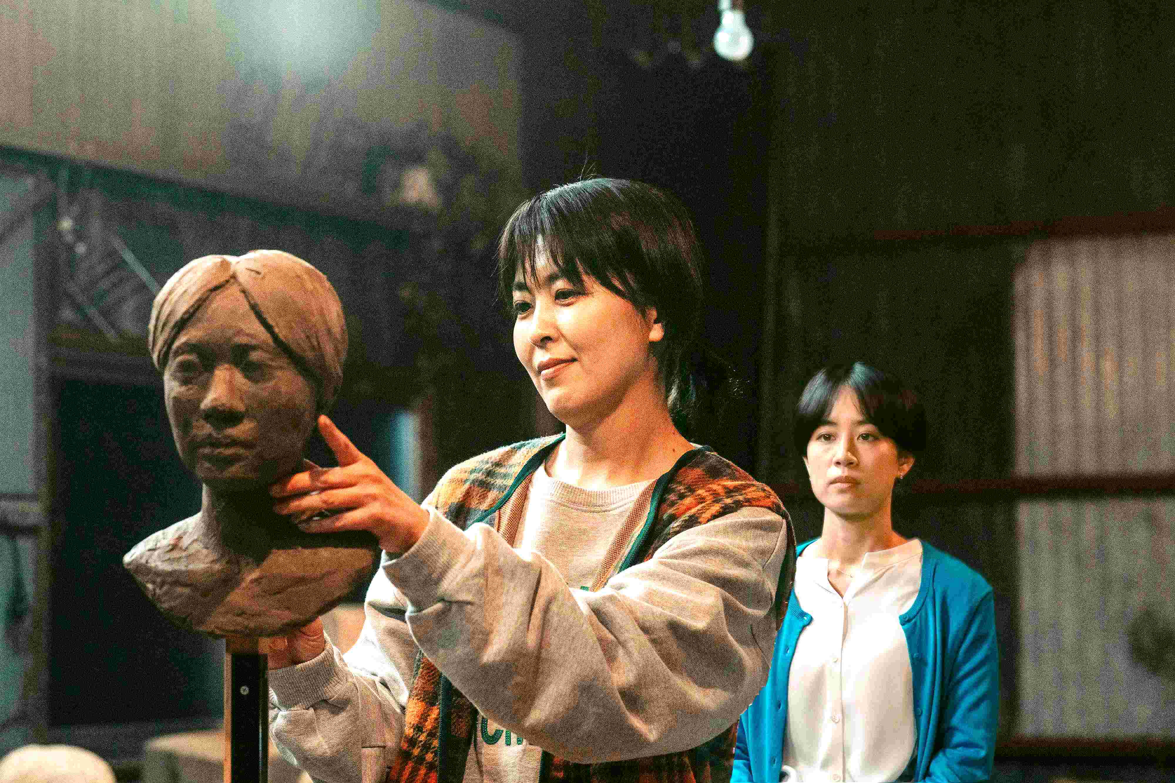 松隆子在片中飾演喪夫的雕刻家，與石橋靜河間有著深刻的女性情誼。 （海鵬提供）

