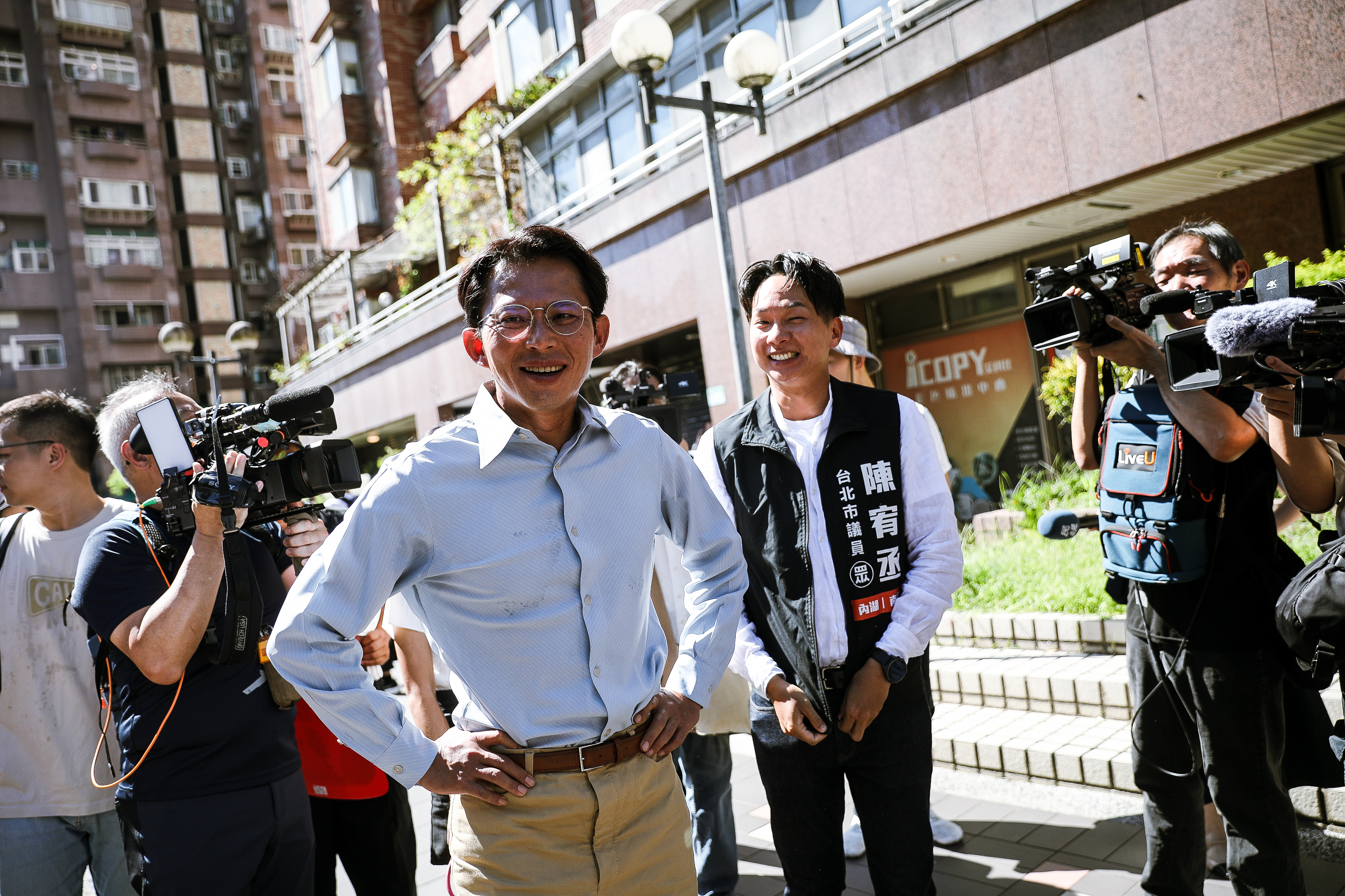 民眾黨主席黃國昌22日現身核三公投車掃宣傳，閃避媒體詢問兒子國籍的問題。（鏡報鄒保祥攝）