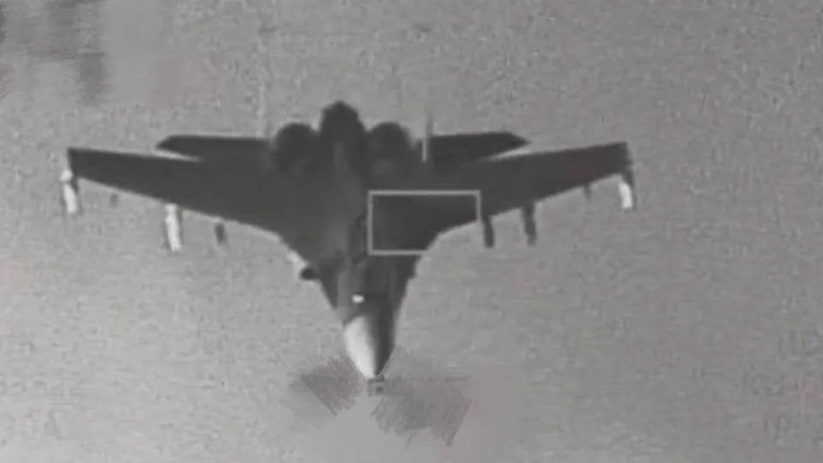 我空軍F-16戰機監控中共殲16戰機畫面。（國防部提供）