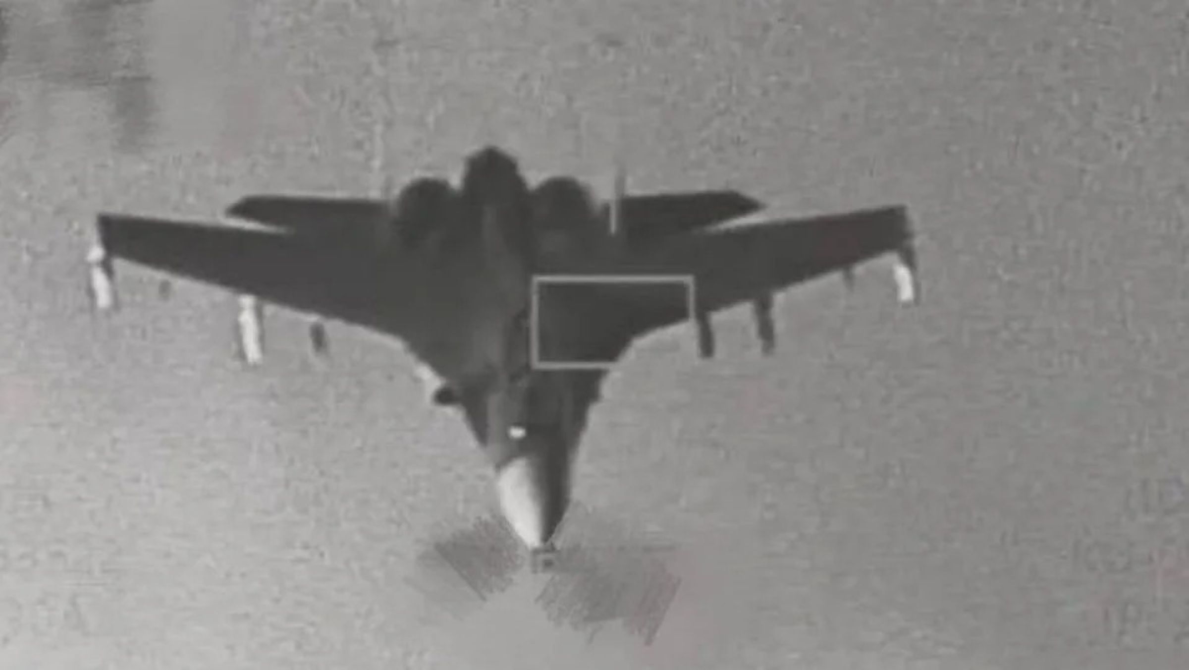 我空軍F-16戰機監控中共殲16戰機畫面。（國防部提供）