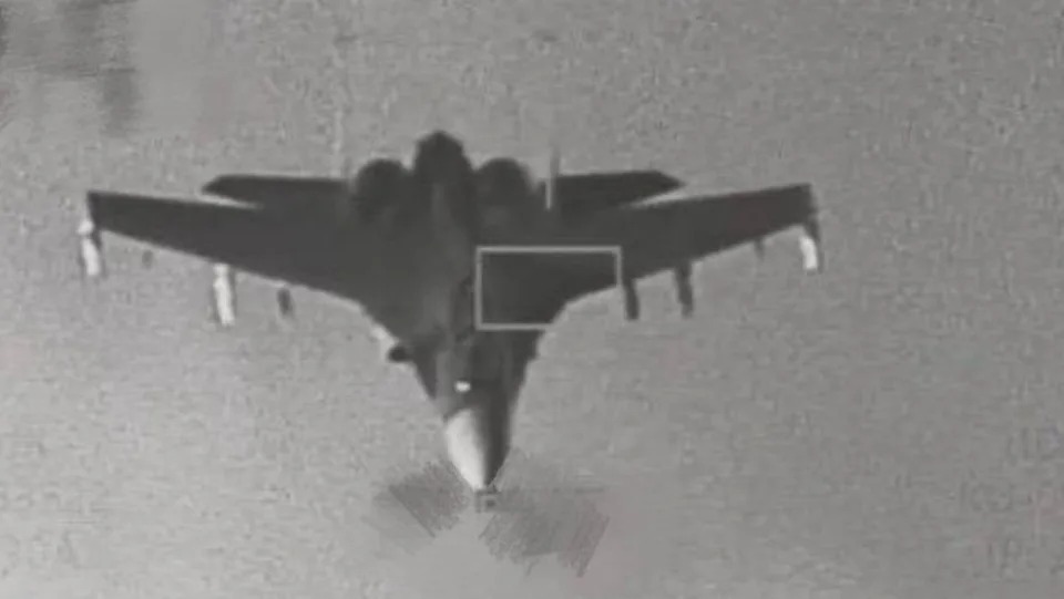 我空軍F-16戰機監控中共殲16戰機畫面。（國防部提供）