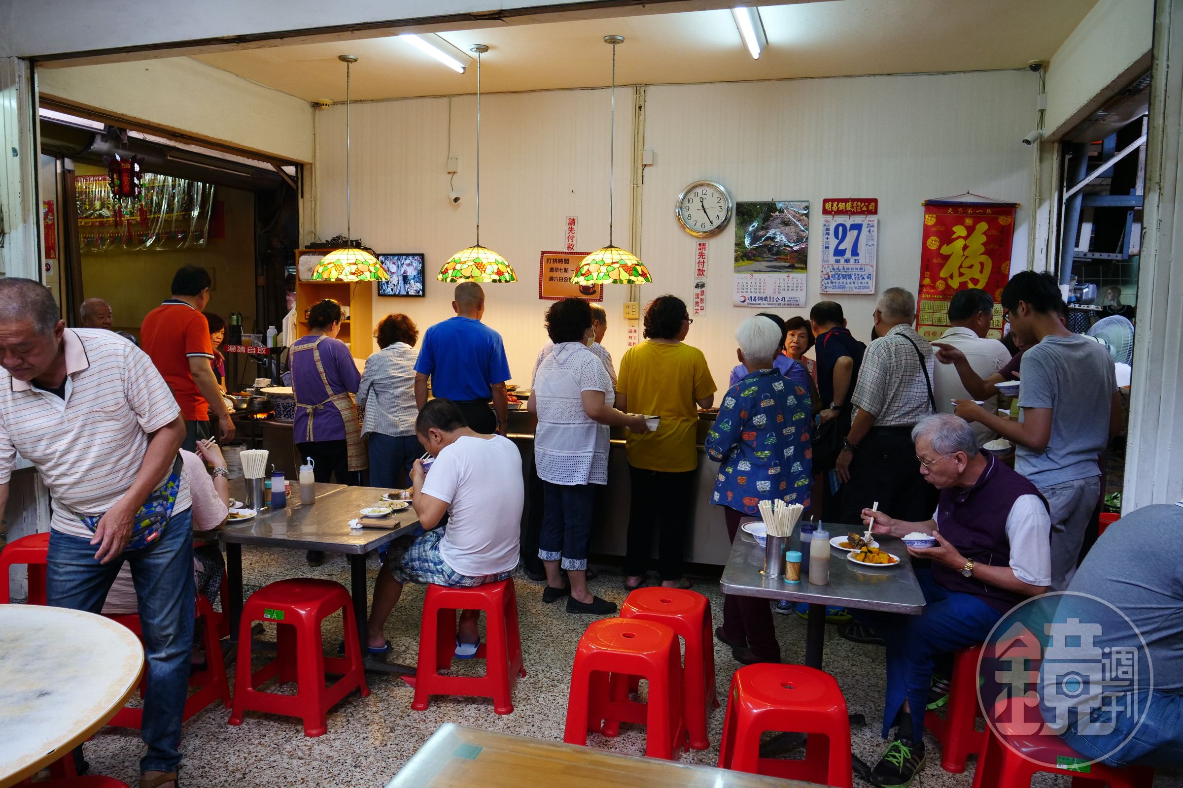 早上10點過後，店前就湧現排隊人潮。