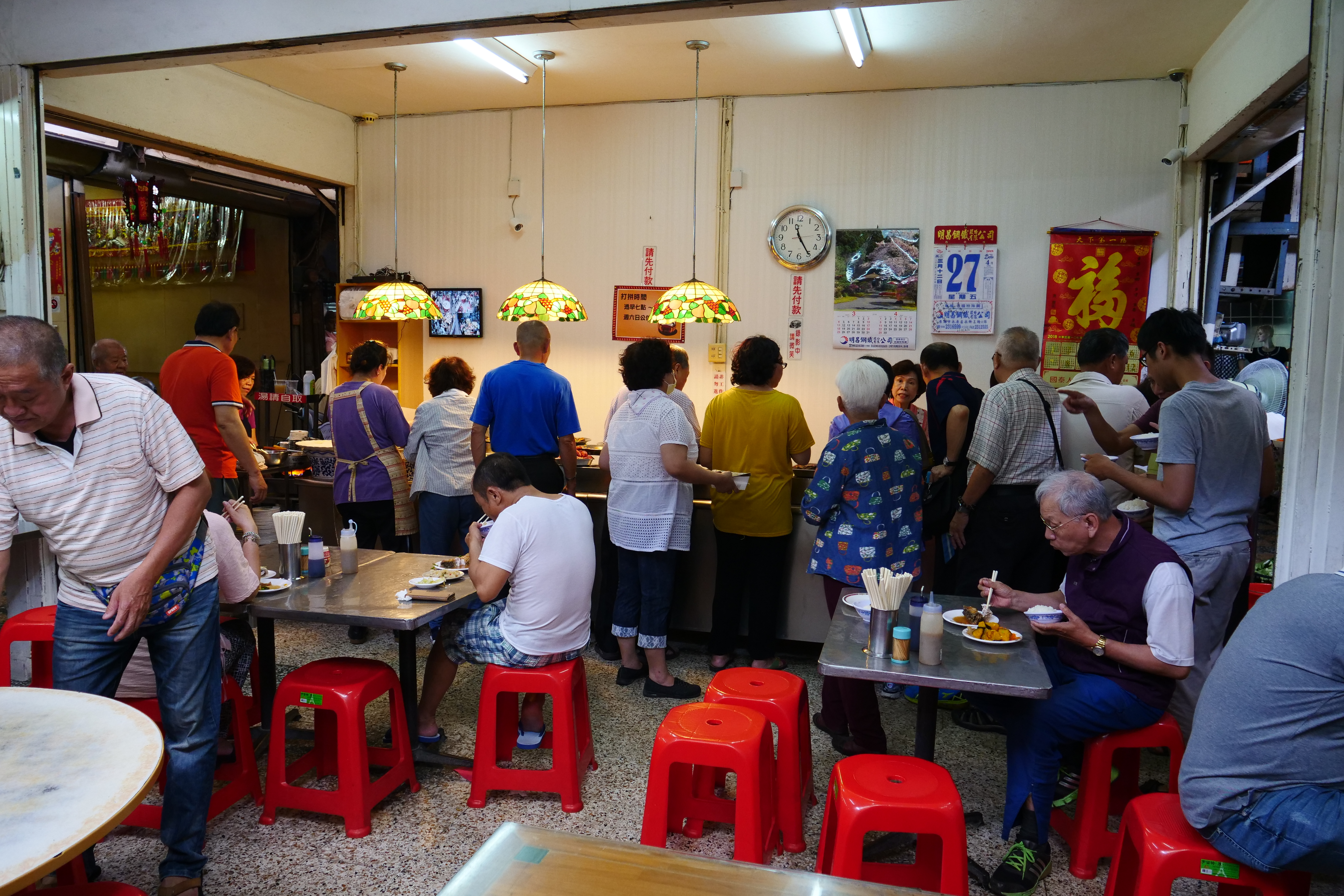 早上10點過後，店前就湧現排隊人潮。