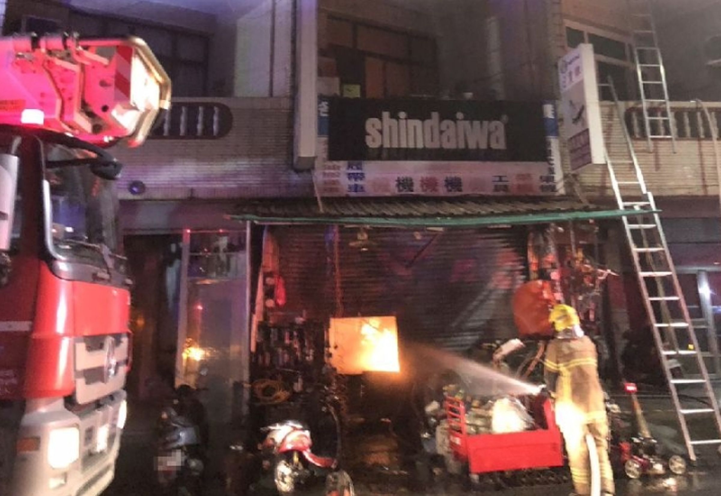 台南六甲區一間農機行昨發生一起嚴重大火,屋內1家5口全數罹難。(翻攝畫面)