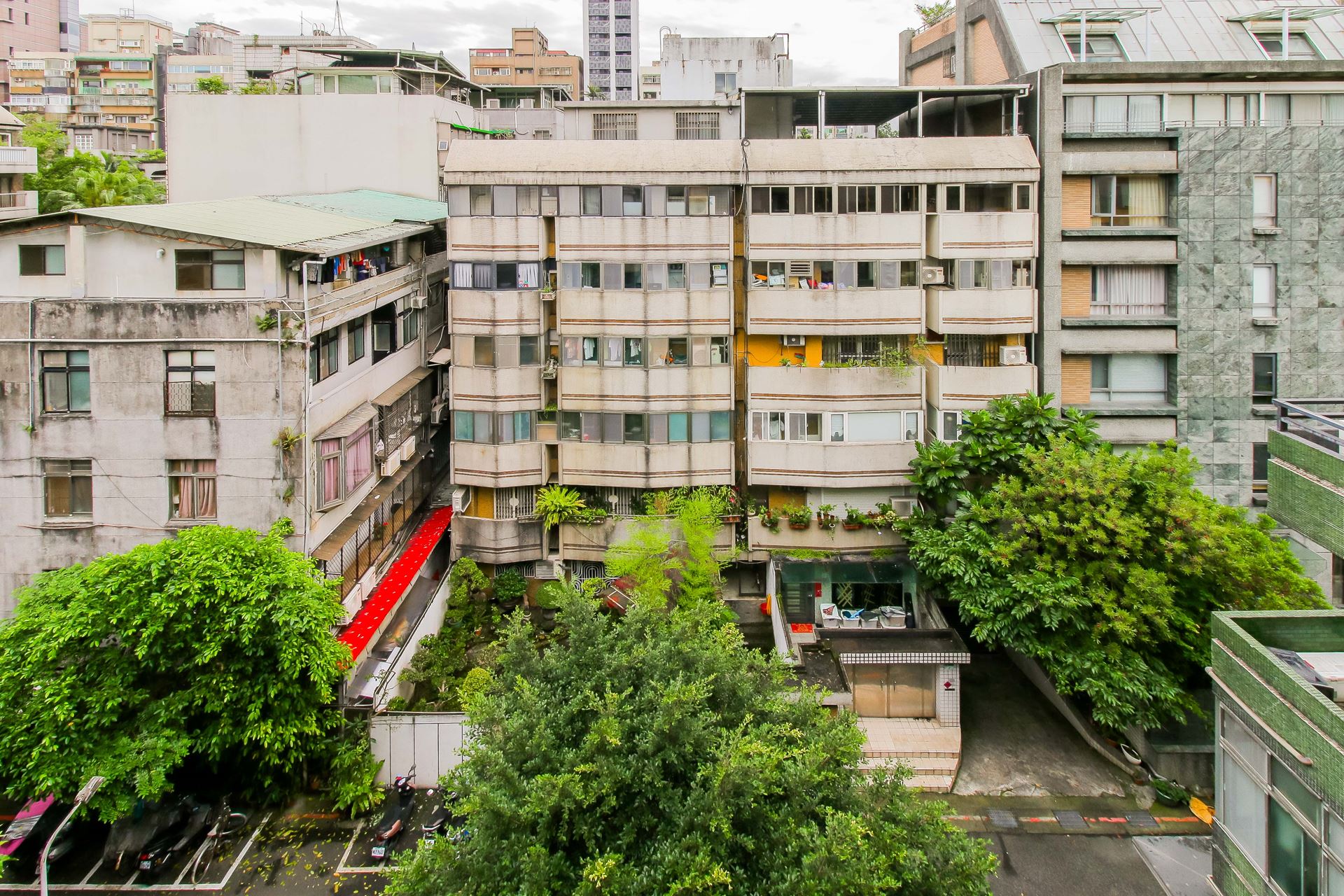 永慶房產集團統計台北市近一年各行政區預售屋與中古屋的平均單價差異，其中大安區中古屋單價比預售屋便宜將近60萬元最多。(房市示意圖)