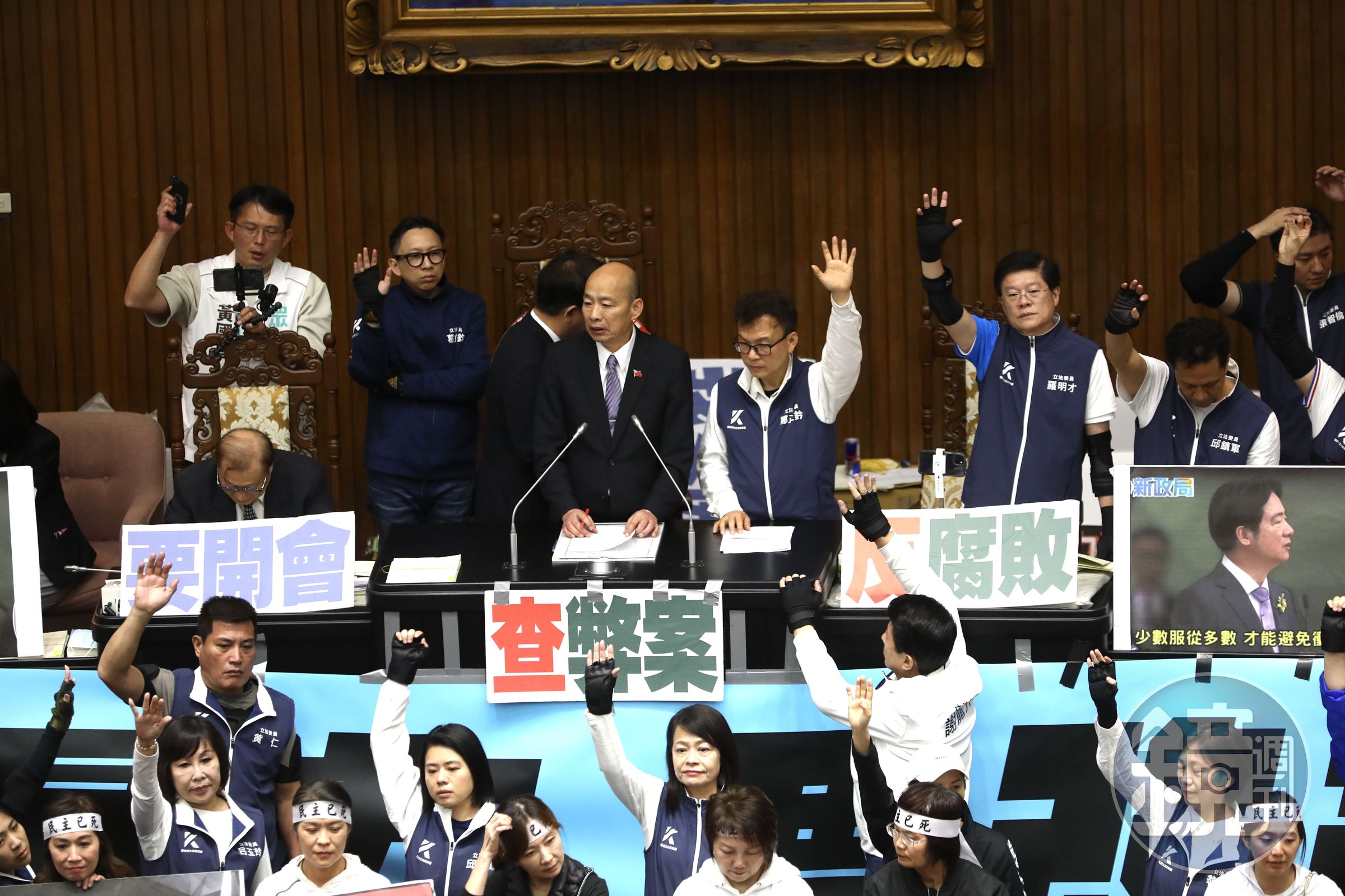 藍白以人數優勢，採舉手表決的方式通過法案。
