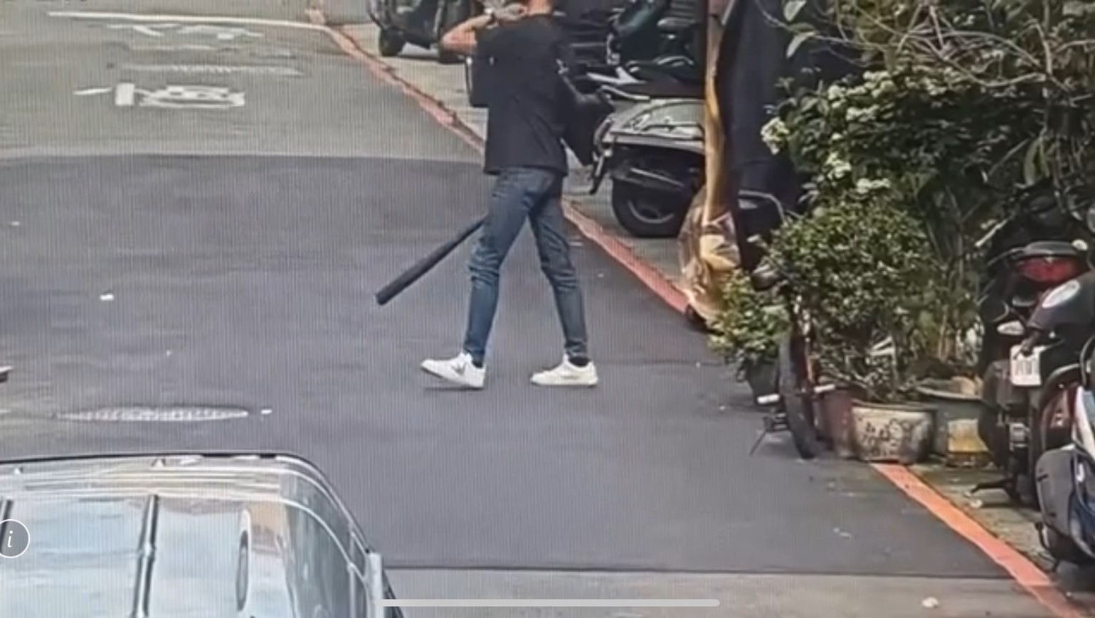 李男聽說前女友過的不好，帶空氣槍到前女友住處開槍、叫囂。（翻攝畫面）