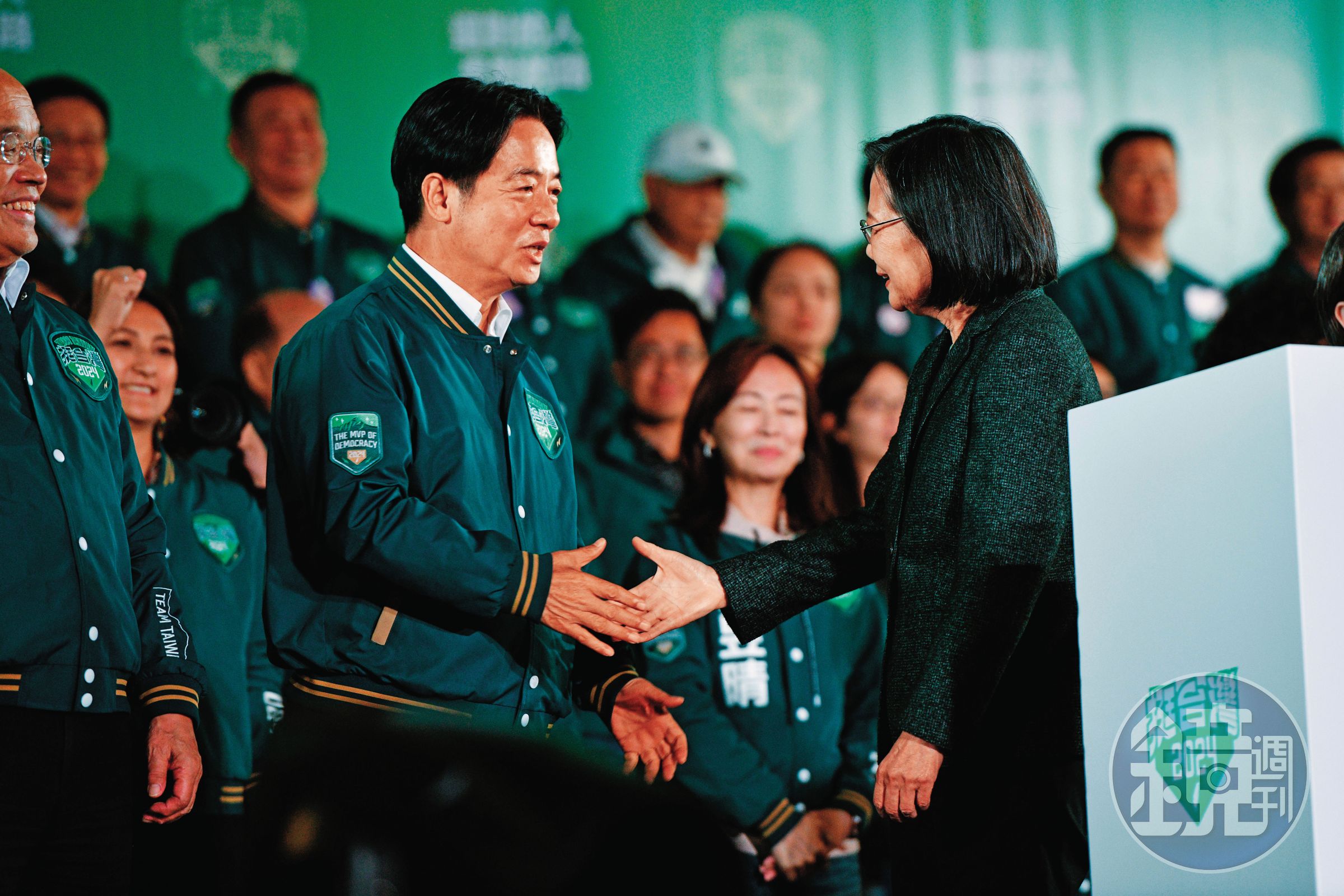 蔡英文(右)成為台灣民主化後第一名成功交棒黨內的現任總統。