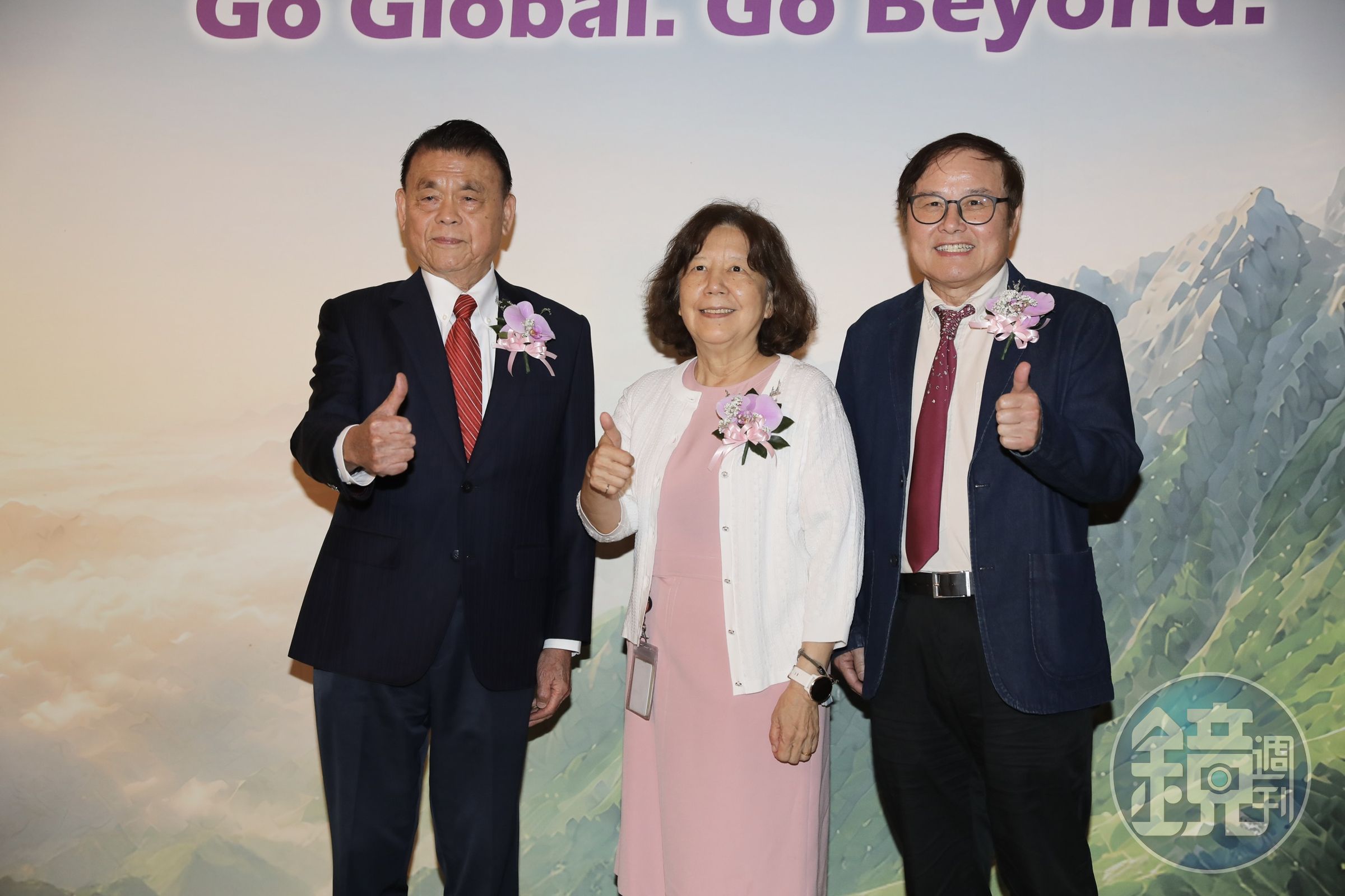 藥華藥今（18）日舉行感恩午宴，董事長詹青柳（右2）、執行長林國鐘（左1）和總經理黃正谷（右1）出席。