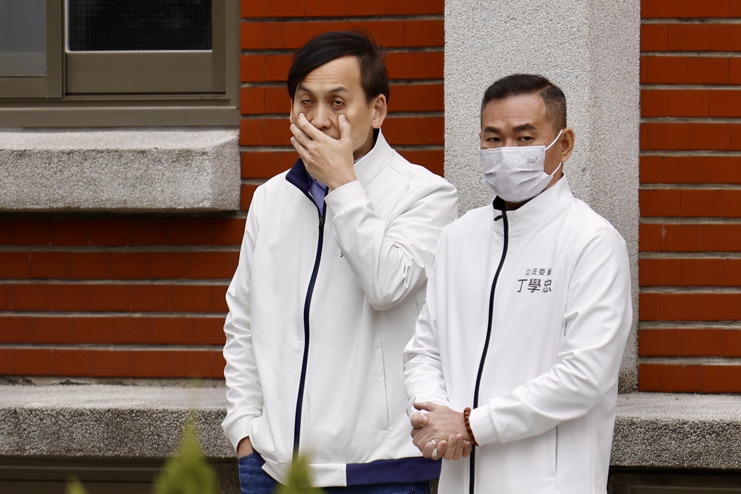 藍委葉元之（左）第二階段罷免連署進度已達1/4，罷團目標在40天收集4萬份。