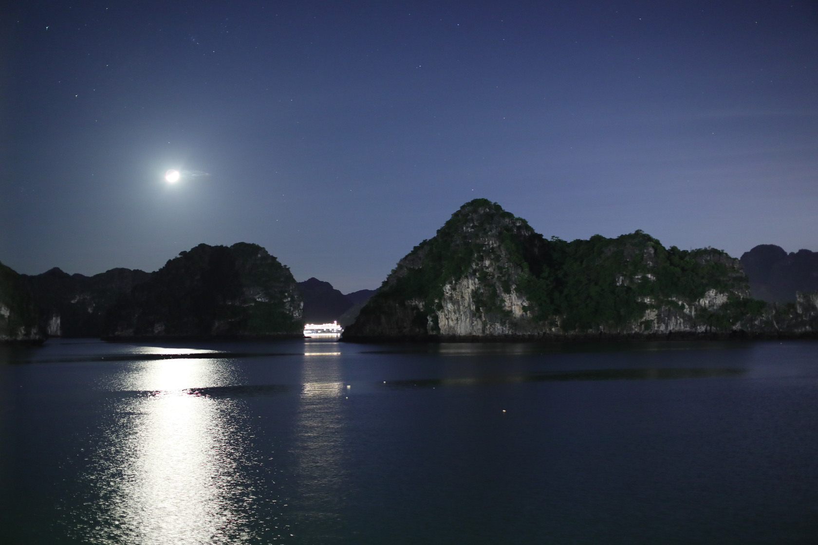 這一夜我們就在船上賞月、賞星星。