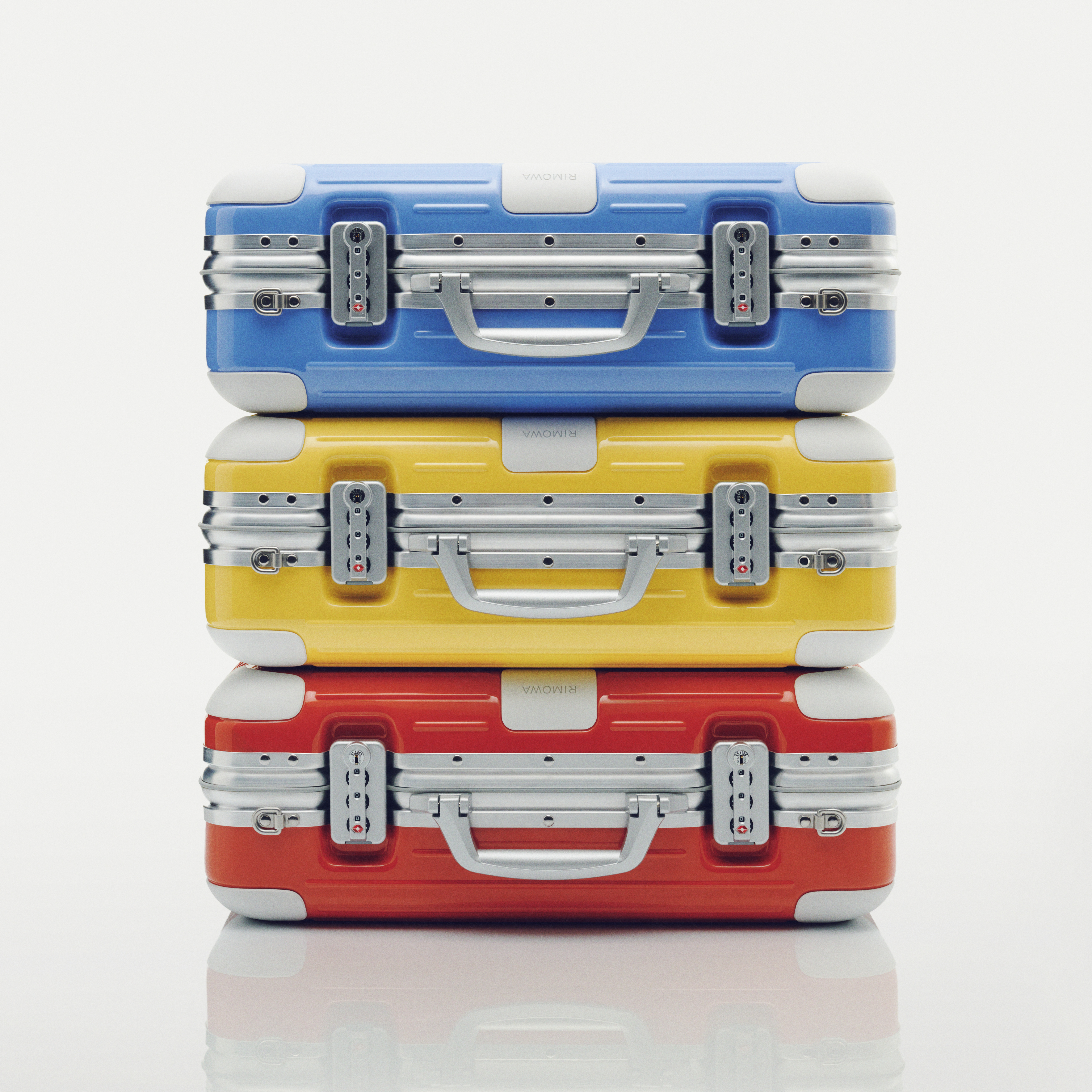 RIMOWA Holiday Case手提箱推出藍色、黃色、紅色等3款。各NT$39,900(美之心提供)