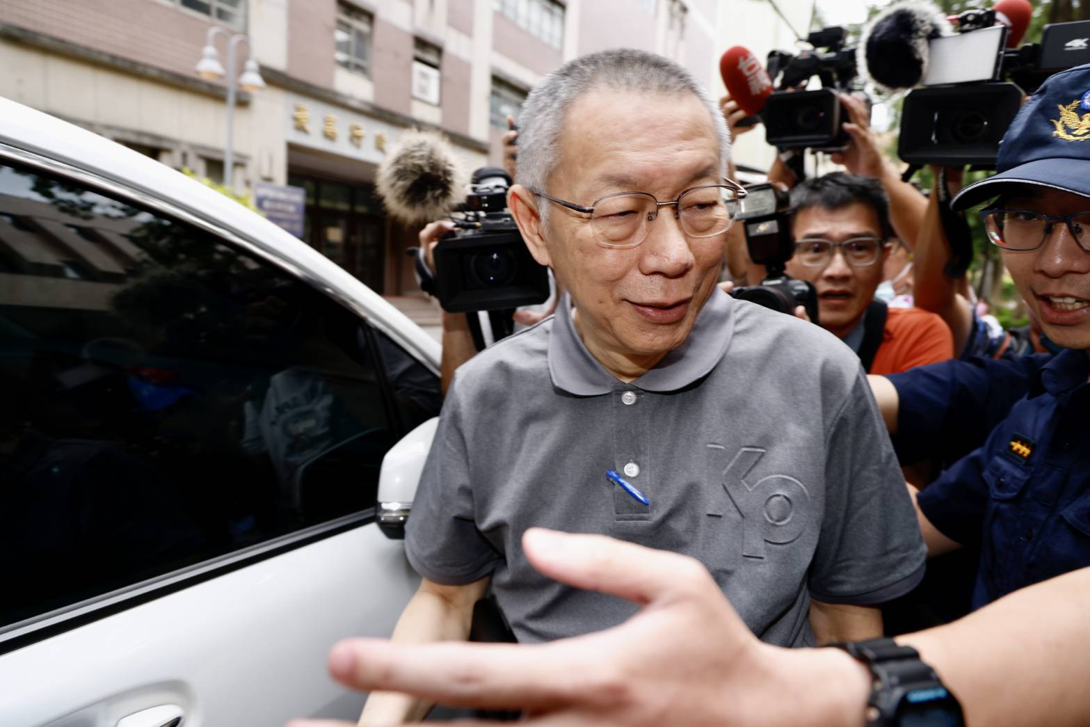 林智群今於臉書談到清潔隊員贈電鍋涉貪案件，反問也涉貪的前台北市長柯文哲「清清白白？」