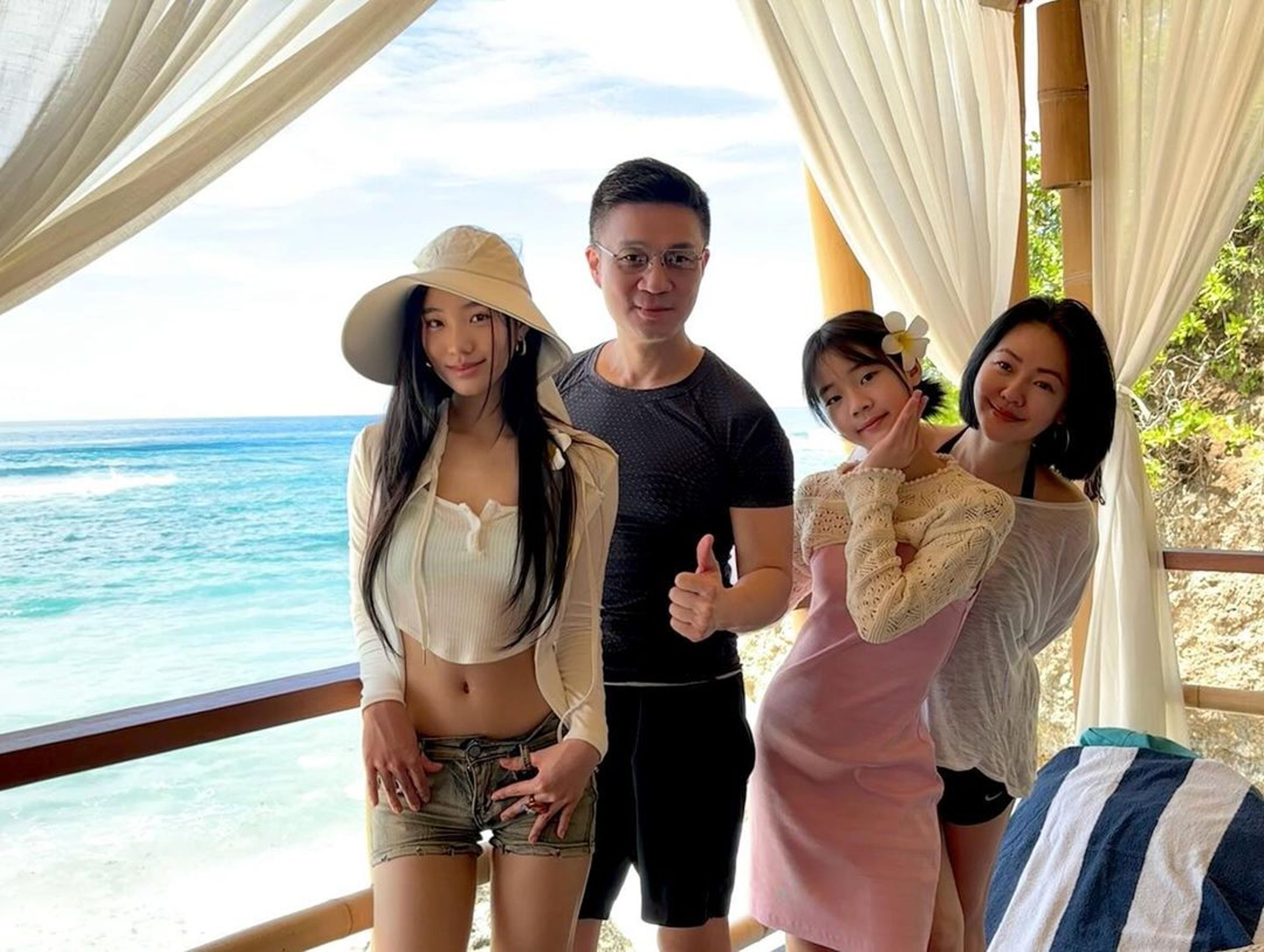小S近日和家人到海邊度假，女兒的美貌引起關注。（翻攝自小S IG）