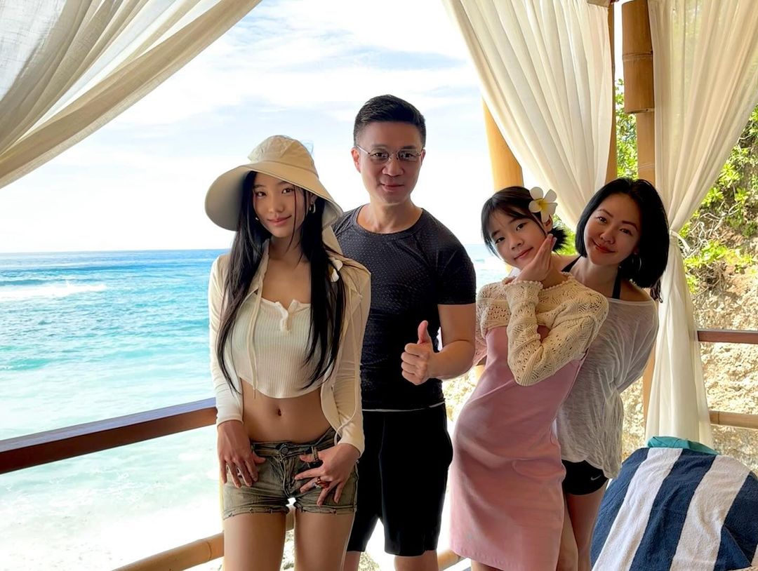 小S近日和家人到海邊度假，女兒的美貌引起關注。（翻攝自小S IG）