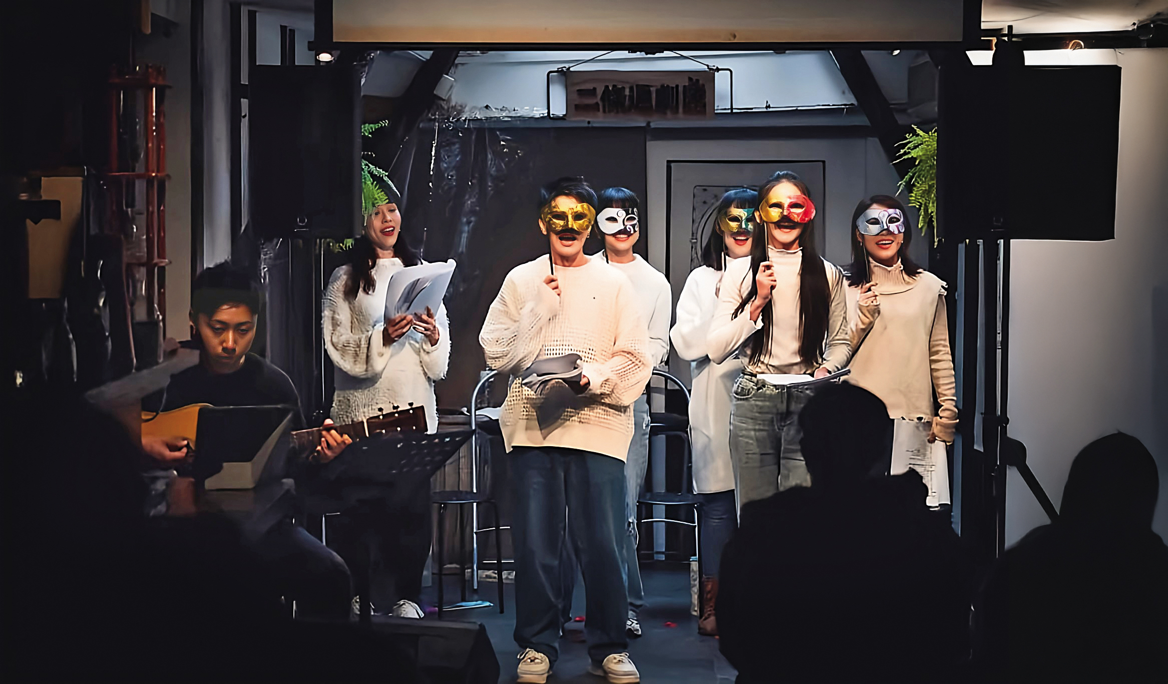 唱歌集去年11月於高雄衛武營推出《爬上頂樓看月亮》搶先試聽會，12月在二條通劇匯舉辦讀劇（圖），逐步打磨劇本。（榮耀基金會提供）