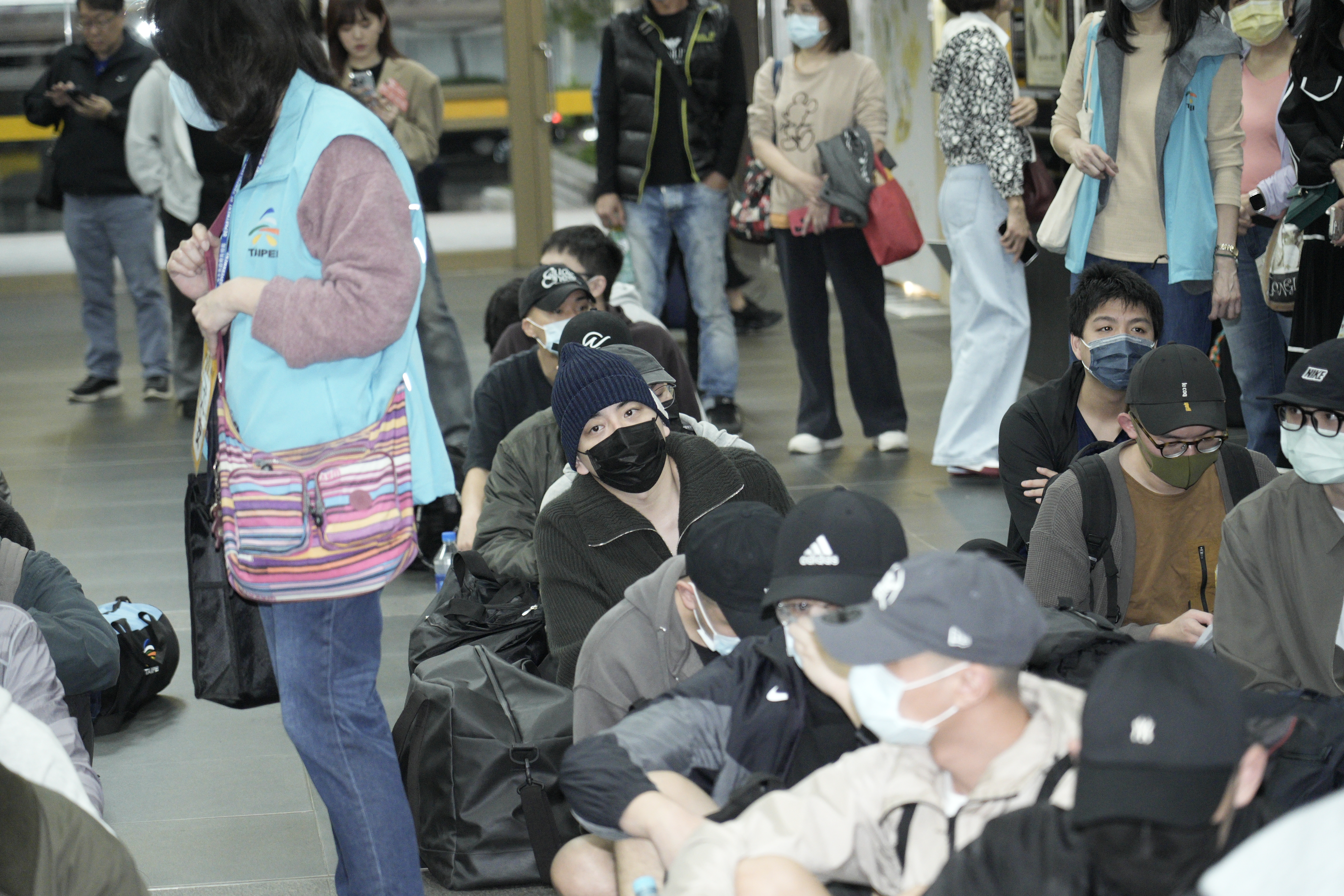 王大陸乖乖跟其他役男「席地而坐」。